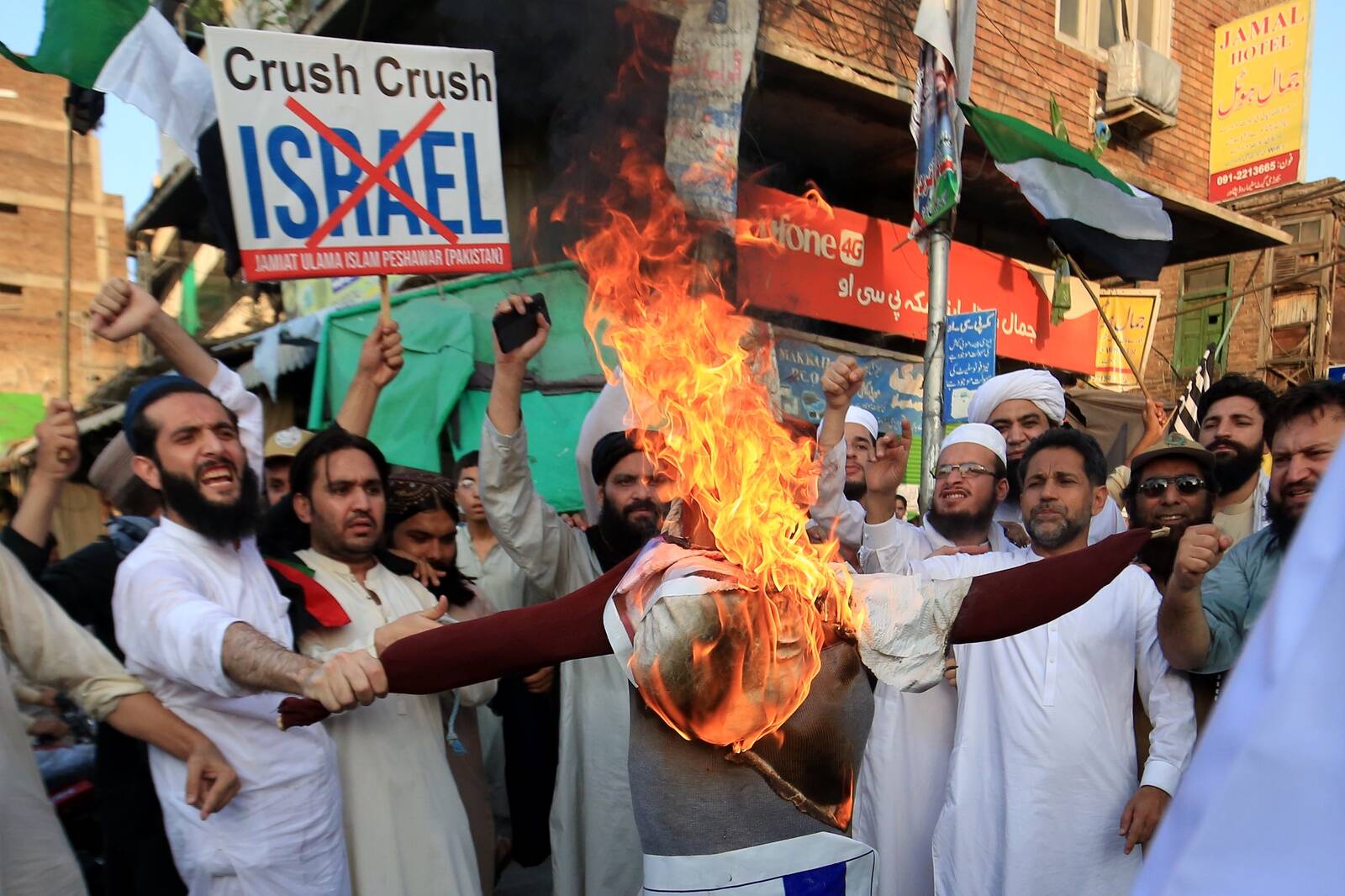 Meeleavaldused Iisraeli vastu on toimunud ka mujal kui Palestiinas ja Iraanis. Siin pildil näitavad solidaarsust üles pakistanlased.