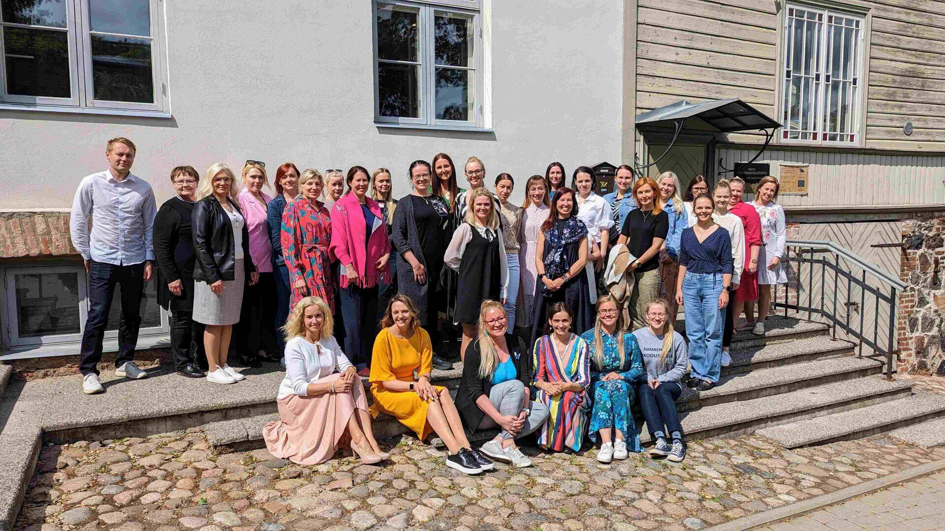 Fotol: Koduvisiitide projektis osalenud eestvedajad, ämmaemandad ja partnerid 1.06.2023 Tartu Loomemajanduskeskuse ees.