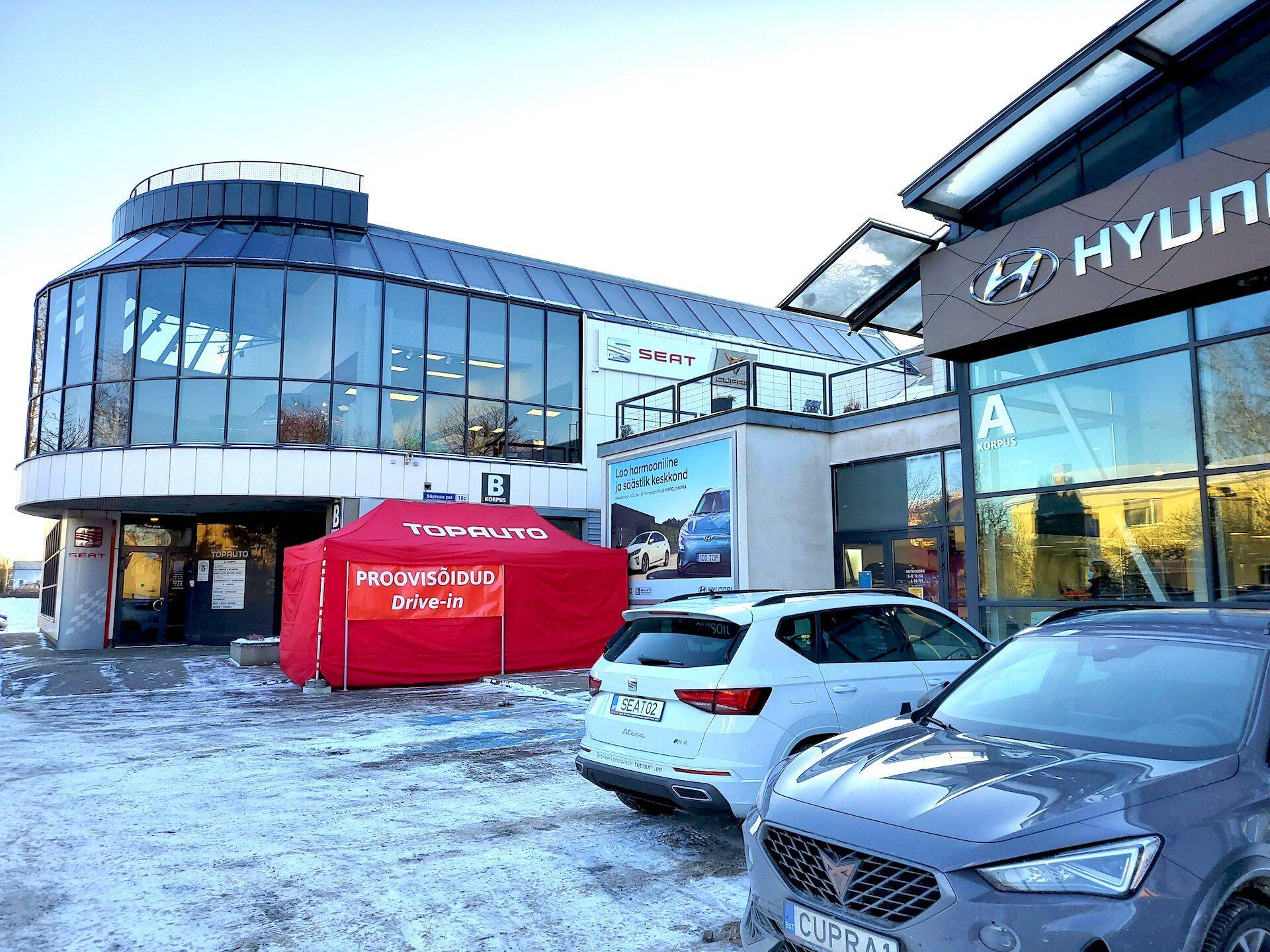Topauto avas oma salogi ees kontaktivaba drive-in ala.