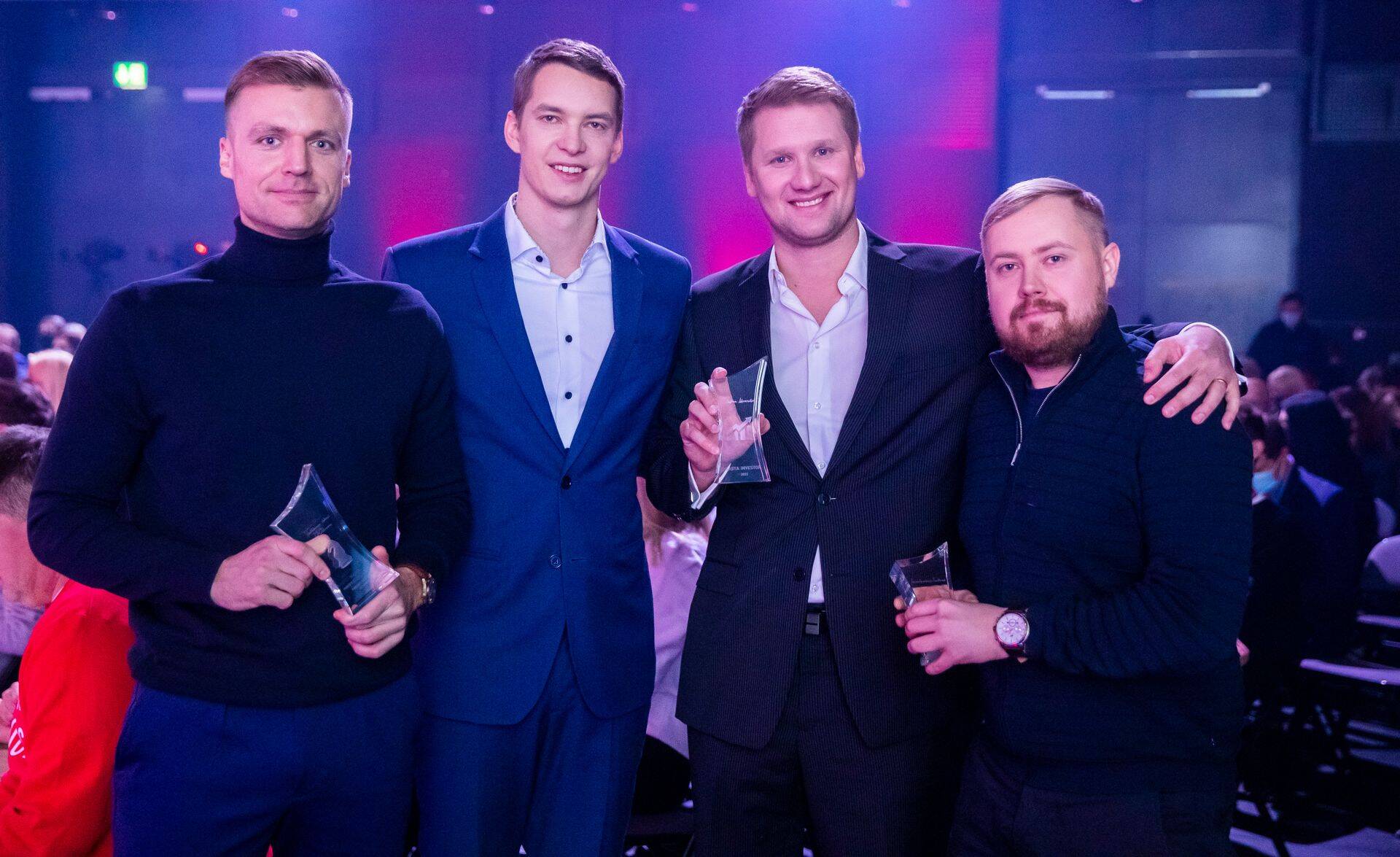 Investor Toomase konverentsil 2022 sai aasta investori tiitli Kristjan Liivamägi ning investeerimistegu oli Investeerimisfestival. Pildil vasakult: Nasdaq Tallinn kommunikatsiooni- ja turundusjuht Ott Raidla, InvesteerimisFestivali "alustala" Marko Oolo, aasta investor 2022 Kristjan Liivamägi ning InvesteerimisFestivali teine "alustala" Tõnis-Denis Merkuljev.