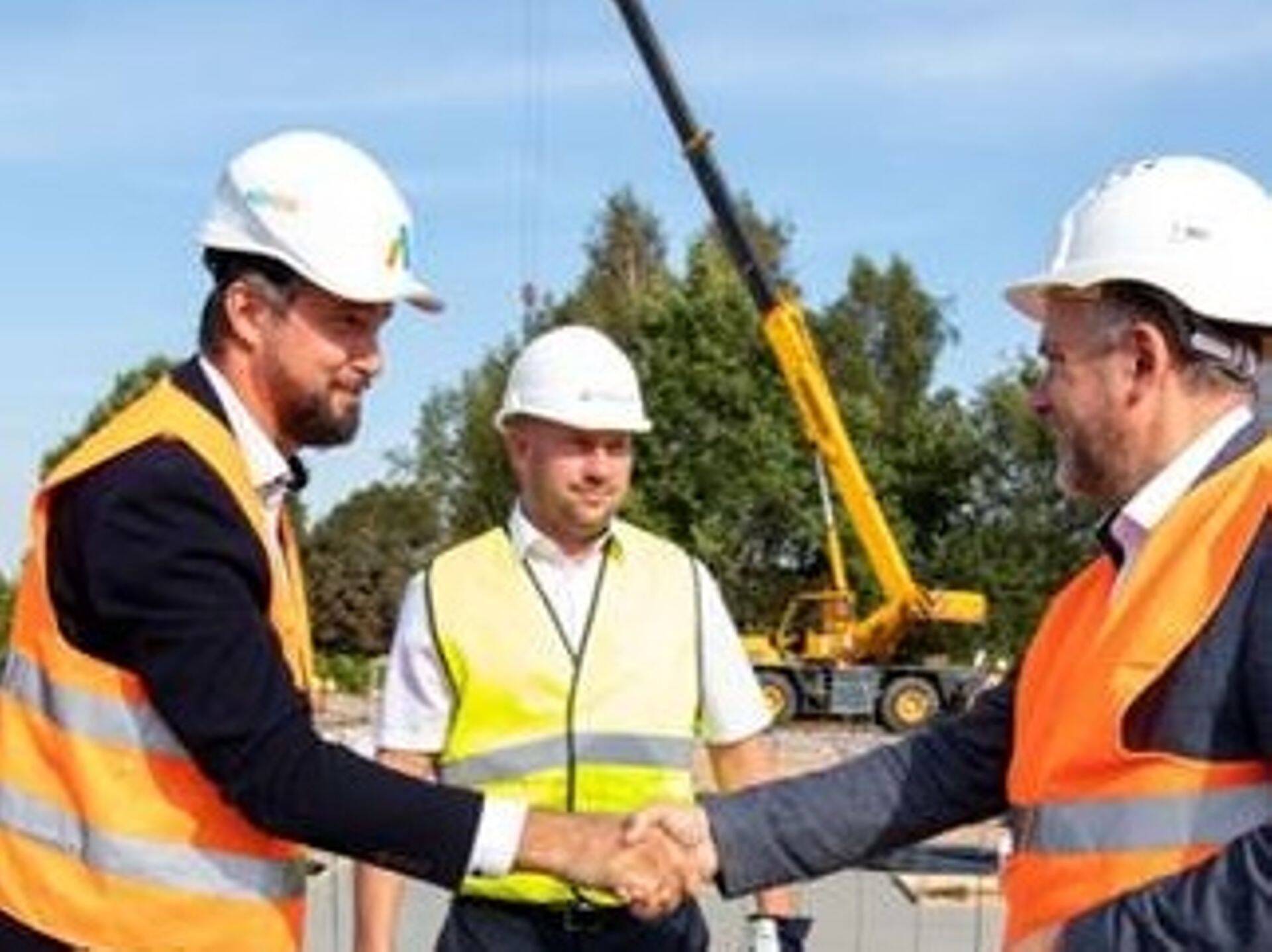 Adven Eesti ja Läti tegevjuht Urmo Heinam, Monumi tegevjuht Gatis Logins ja Valmiera linnapea Jānis Baiks.