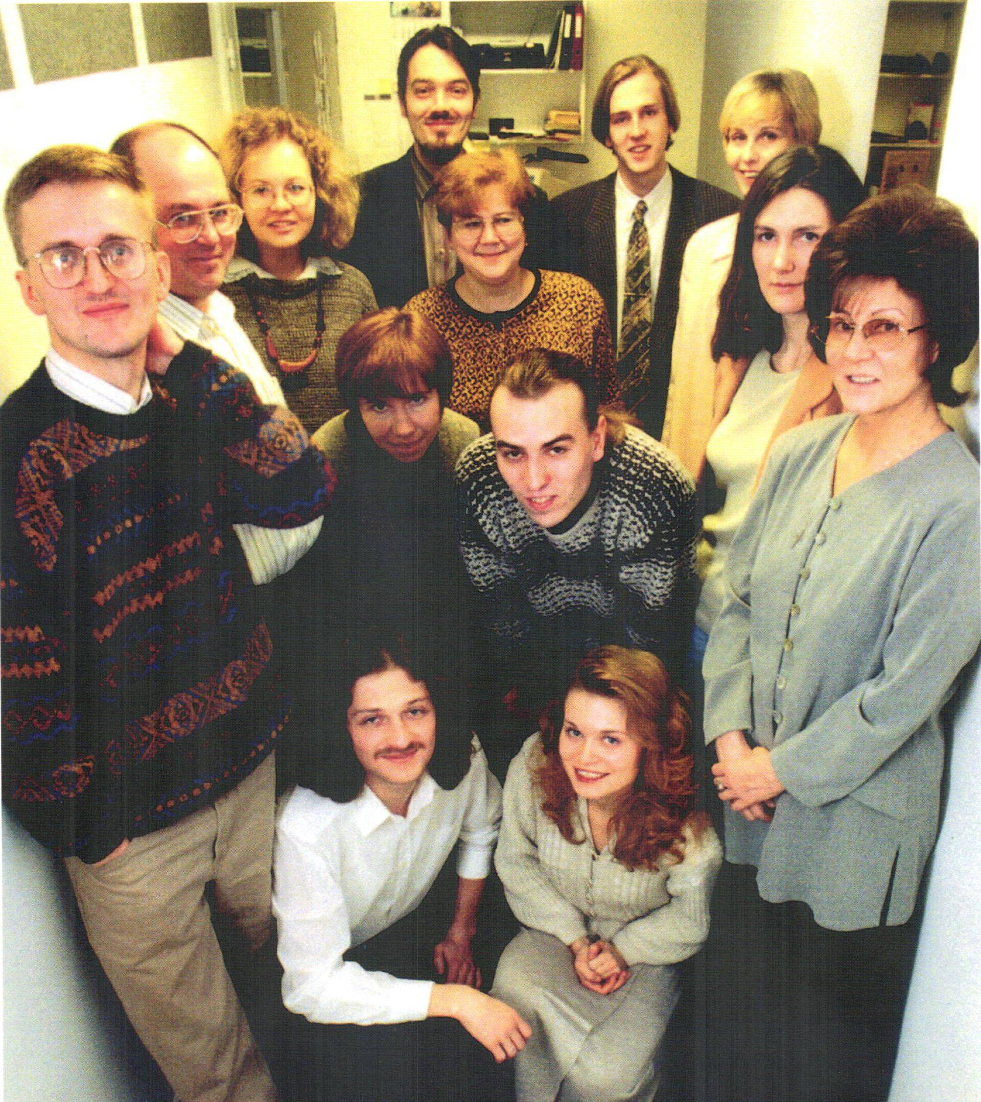 Состав редакции 1997 года. Стоят слева направо: Сверре Ласн, Юрий Каттель, Варвара Прохорова (Языкова), Аллан Соон, Елена Васильева, Михаил Кнут, Алла Страшнова, Пилле-Рийн Порт, Вера Прохорова; присели слева направо: Лада Давыдова, Юрий Маловерьян (Вендик); сидят слева направо: Евгений Жуков, Оксана Столярова (Кабритс).