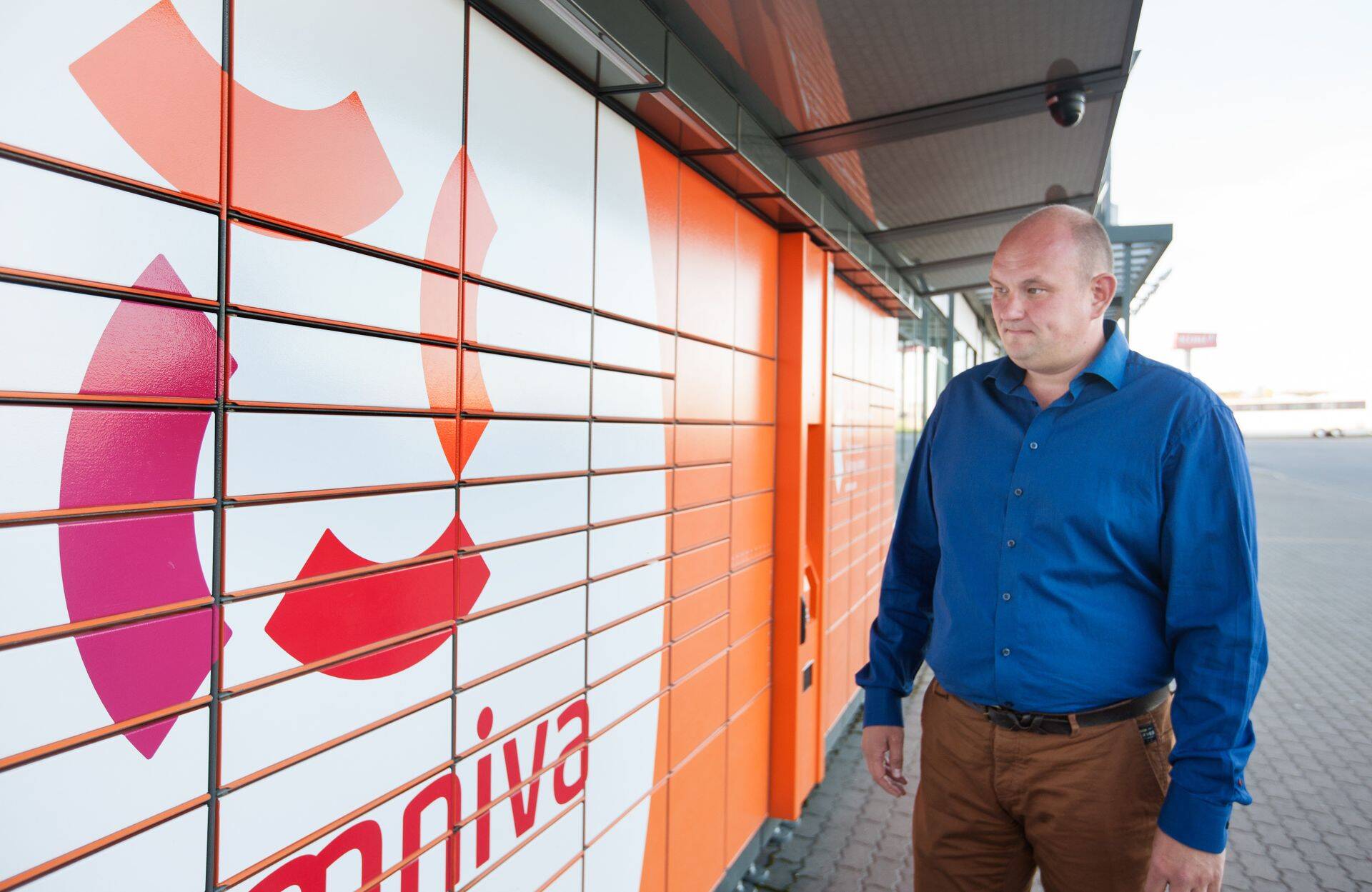 Logistika- ja postifirma Omniva juhatuse esimees Ansi Arumeel Laagri Maksimarketi pakiautomaatide juures.