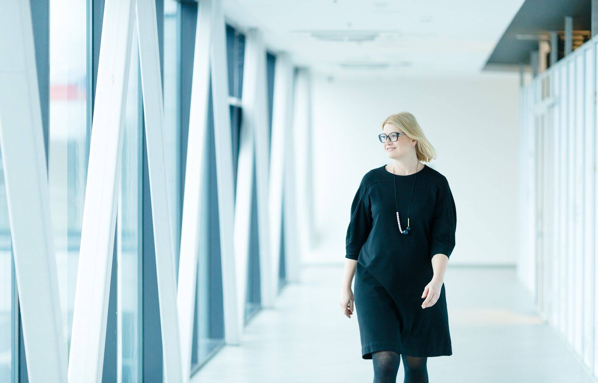 Tallinna Lennujaama reisijateenuste valdkonna juht Katrin Hagel tunnustab tudengite panust reisija digitaalse teekonna loomisel.