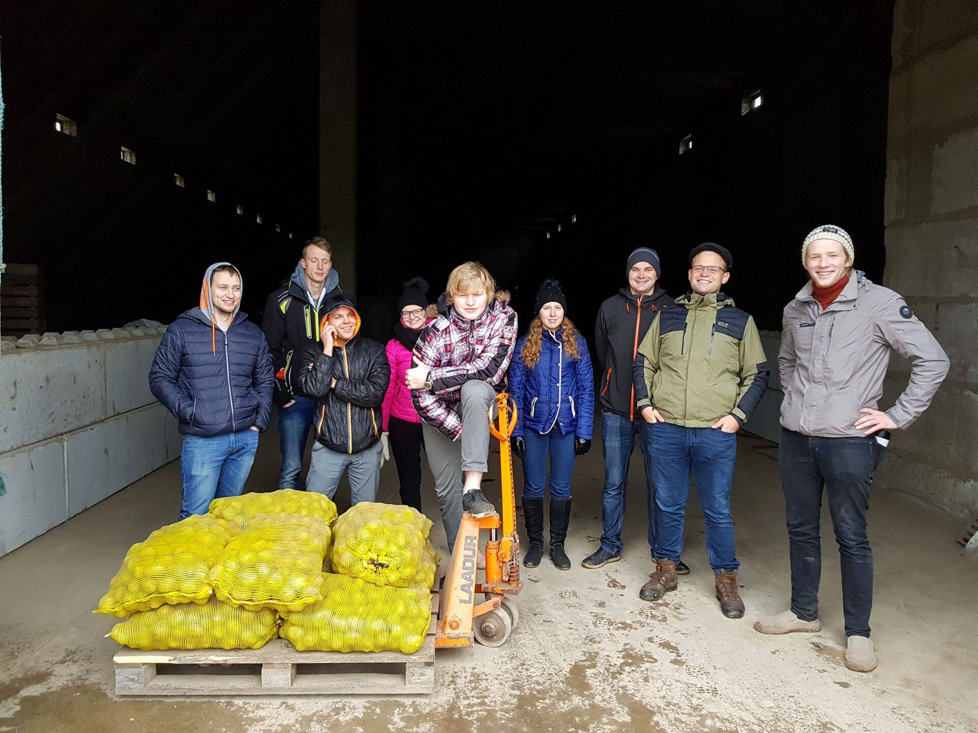 Noorte Põllumeeste Klubi liikmed tootjatel külas