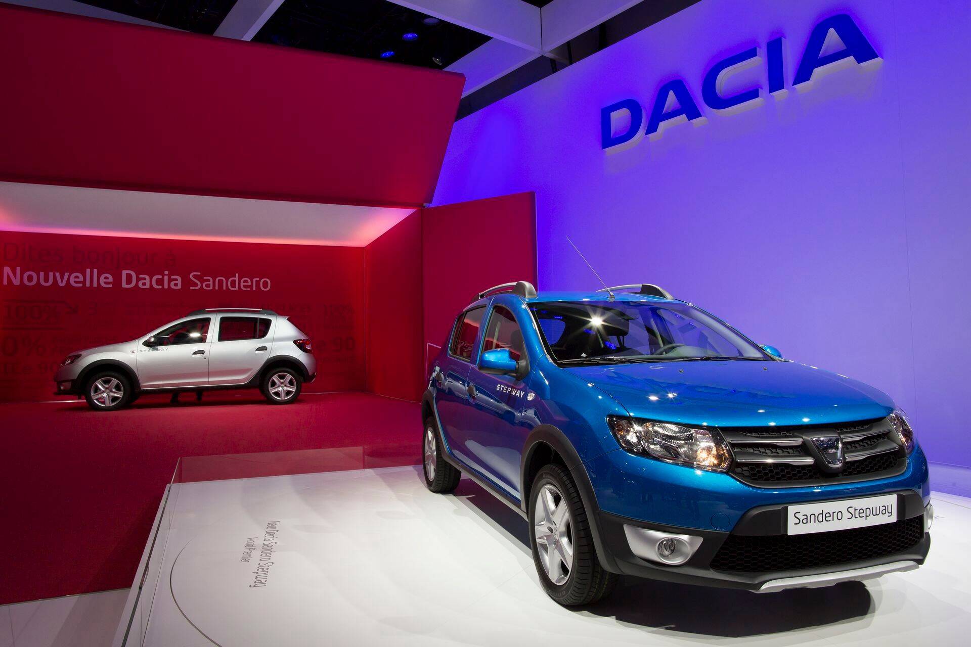 Dacia Sandero (vasakul) on Dacia üks müüdumaid autosid.
