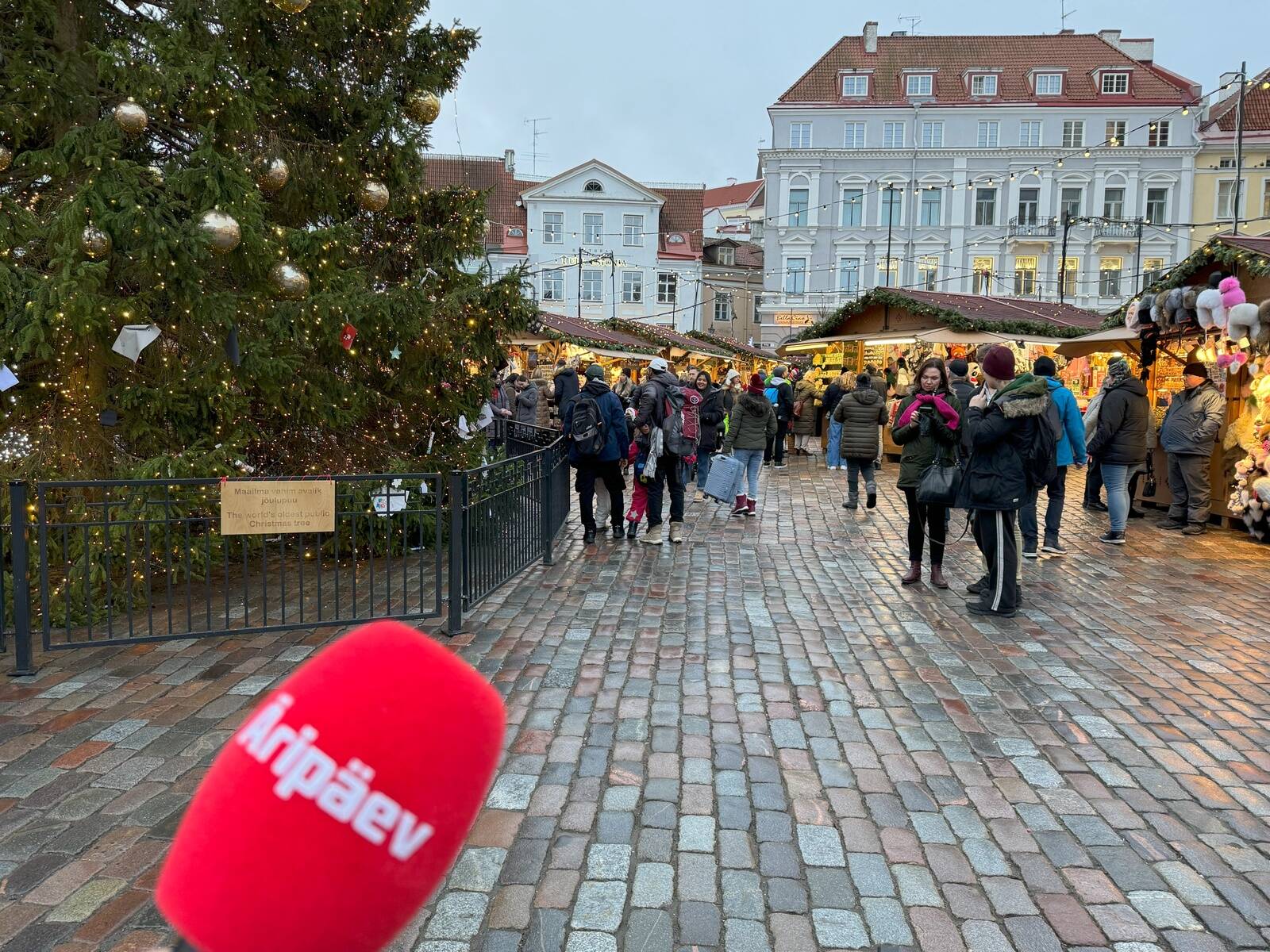 Äripäeva ajakirjanik Juhan Lang käis raadiomikrofoniga jõuluturul kauplejate käest uurimas, kuidas neil seni läinud on.