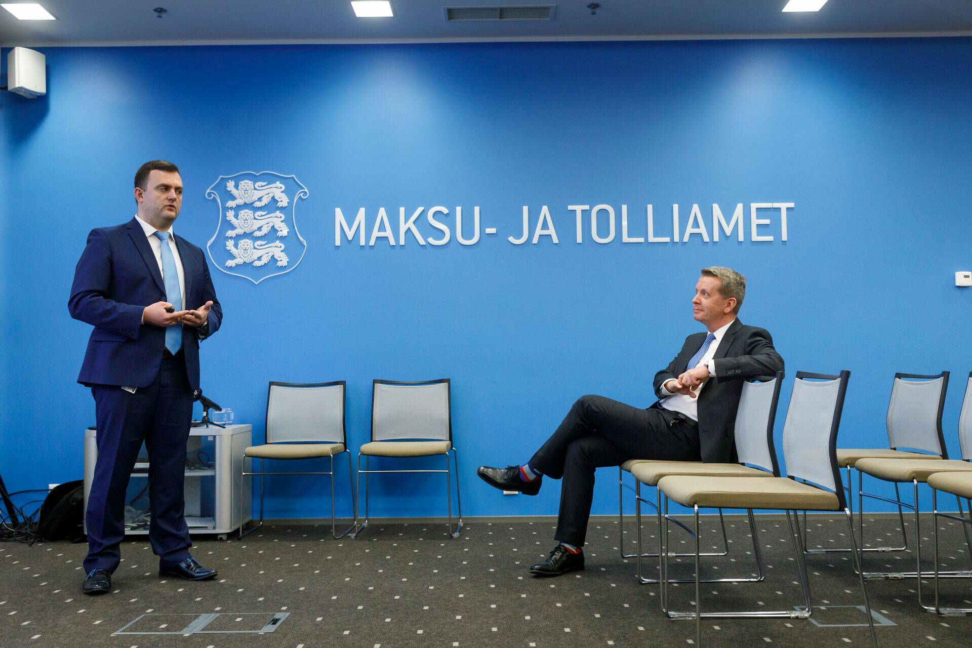 Erinevalt mitmest teisest riigiasutusest on maksu- ja tolliamet suutnud ametikohti vähendada. Fotol maksuameti peadirektor Valdur Laid (paremal) ja tema asetäitja Rivo Reitmann.