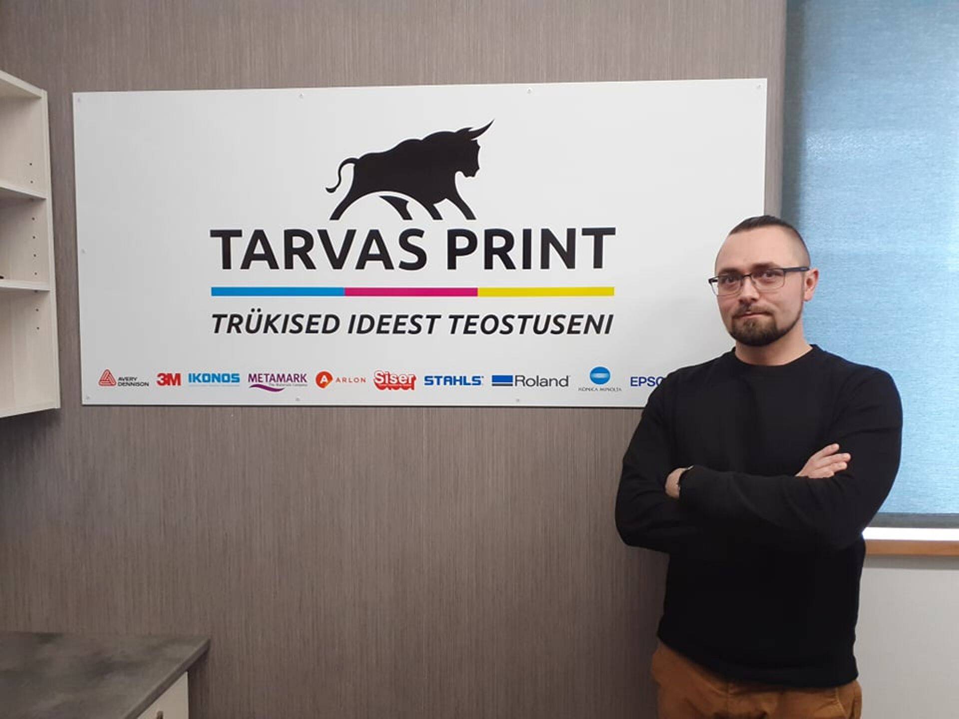 Kaarel Leigri oma kaasaegse trükikoja fuajees.