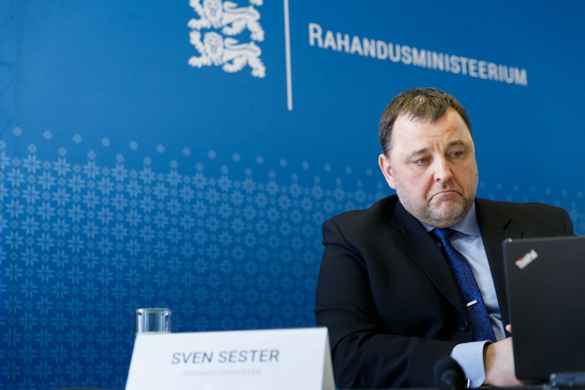 Rahandusminister Sven Sester sõnas, et kuigi ministeerium alandas prognoosi, tuleb silmas pidada, et majandus siiski kasvab, mitte ei seisa paigal.
