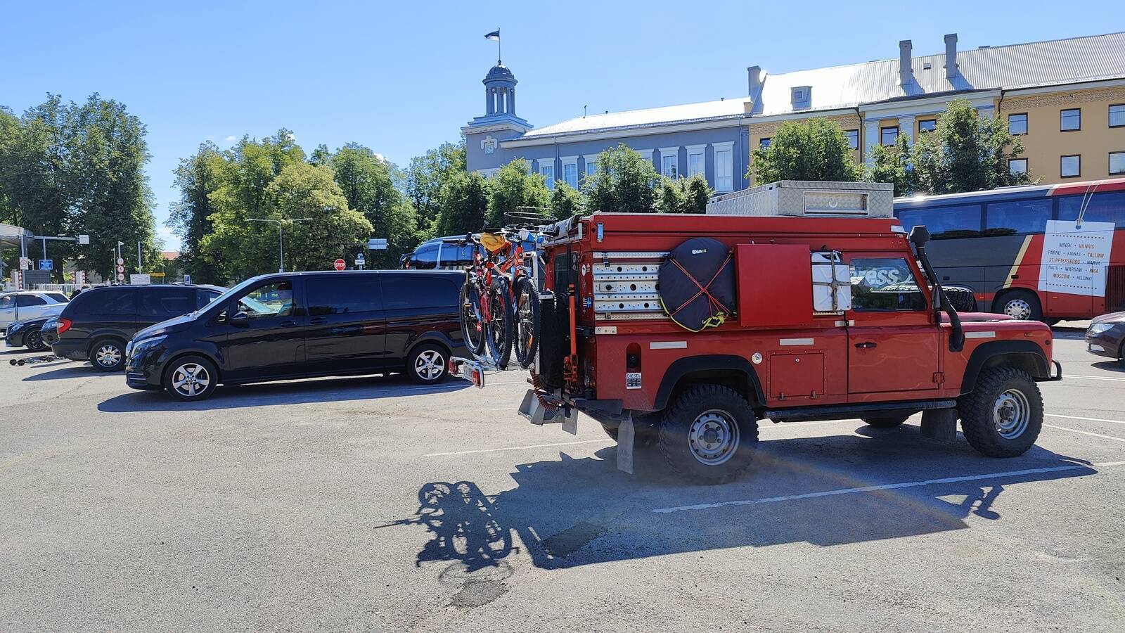 На Петровской площади еще много транспорта, в том числе с иностранными номерами. Сотрудники муниципальной полиции утром начали обзванивать их владельцев и эвакуировать машины тех, с кем не удалось связаться. В воскресенье здесь состоится военный парад, а граница будет ненадолго закрыта полностью.