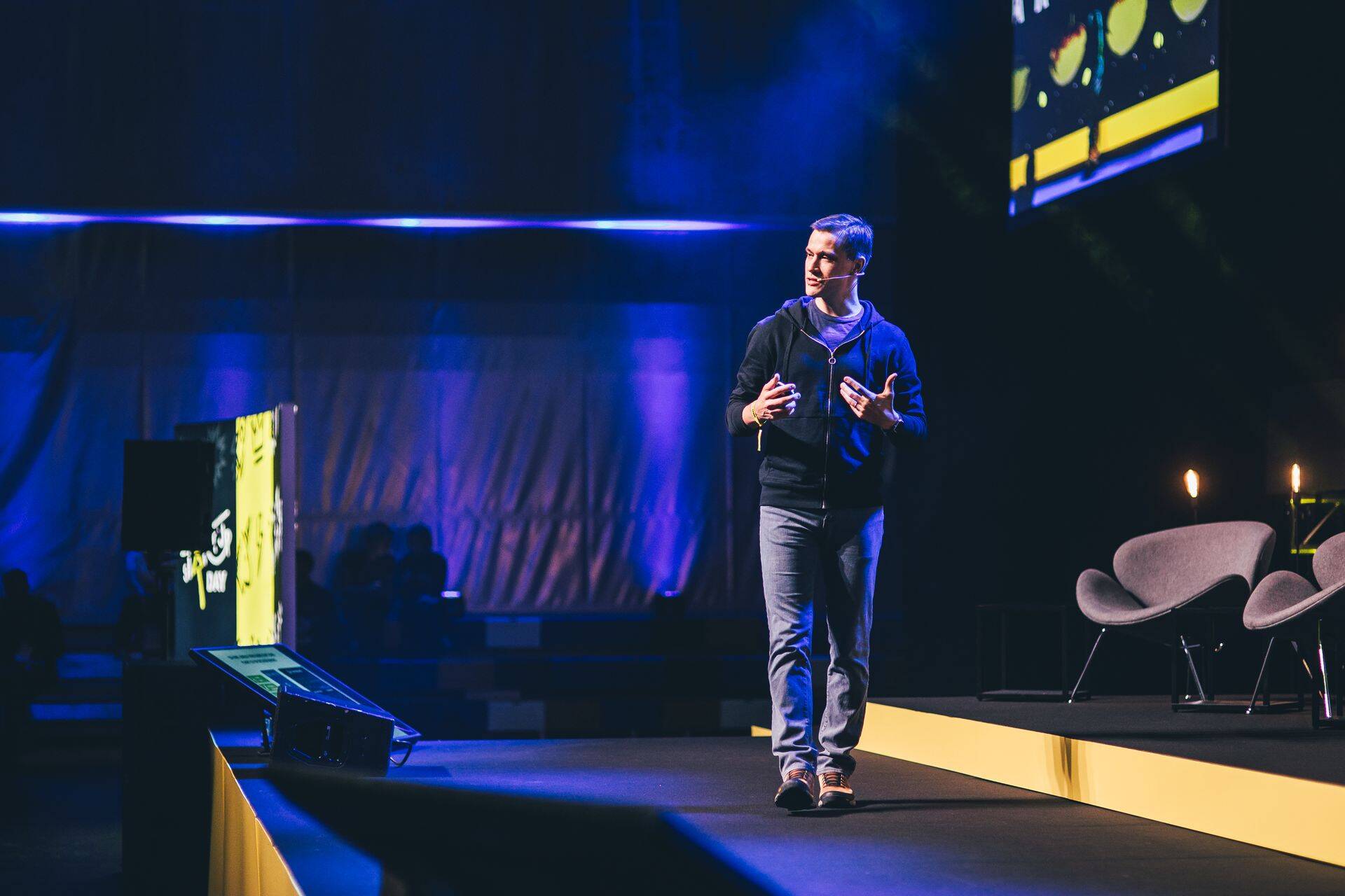 Rainer Sternfeld naases pärast aastaid Räniorus Eestisse ning sõnab, et tahab edaspidi tegeleda ainult nende projektidega, mis maailma paremaks muudavad. Sama mõtet järgivad järjest enam investorid, selgitas ta.