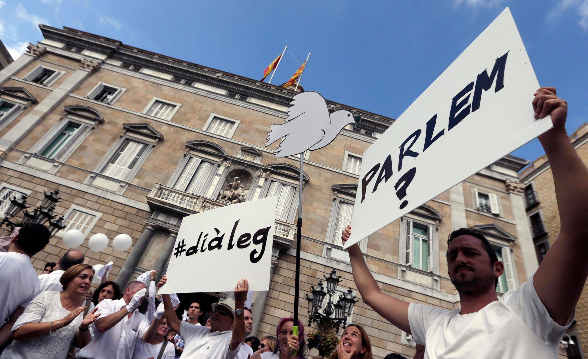 "Räägime?" - meeleavaldajad Barcelonas kutsuvad üles dialoogile regionaalvalitsuse ja Madridi vahel.