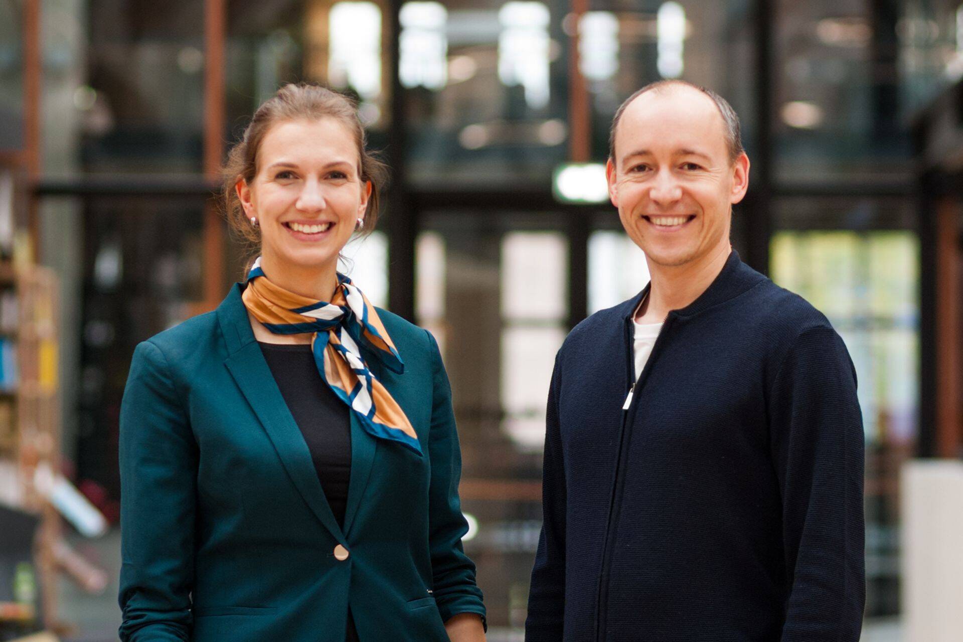 Helmese tiimijuht-partner Aino-Silvia Tali ja organisatsiooni arengujuht Meelis Lang.