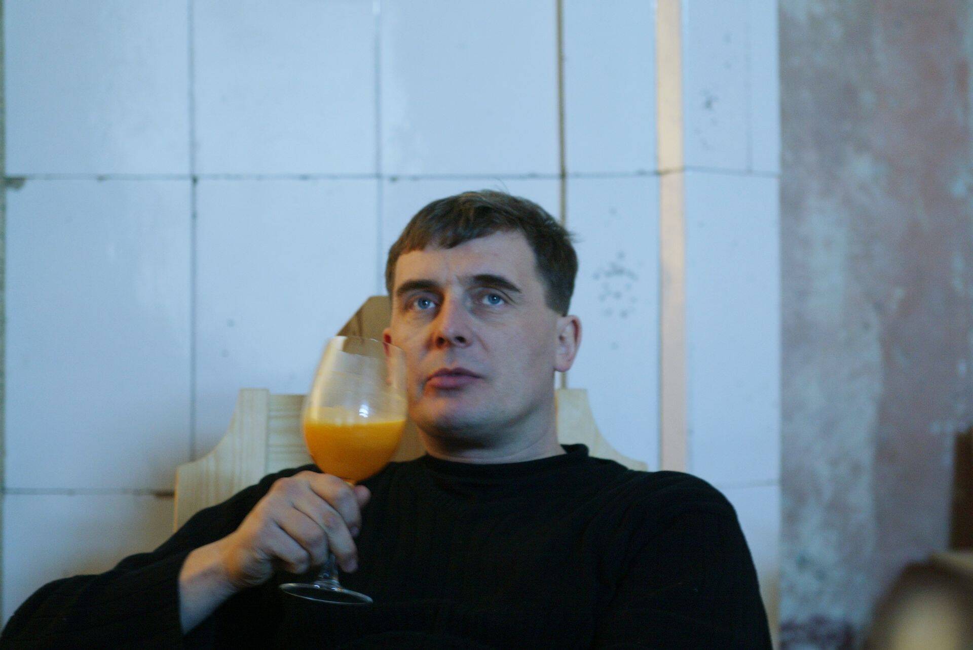 2003. aastal tehtud fotol rüüpab Hiiu Astelpaju OÜ omanik Lauri Andressel (endine Lauri Aaspõllu) astelpajumahla. Tema sõnul käib majandusaasta astelpaljuäris seitsmeaastaste tsüklite kaupa.