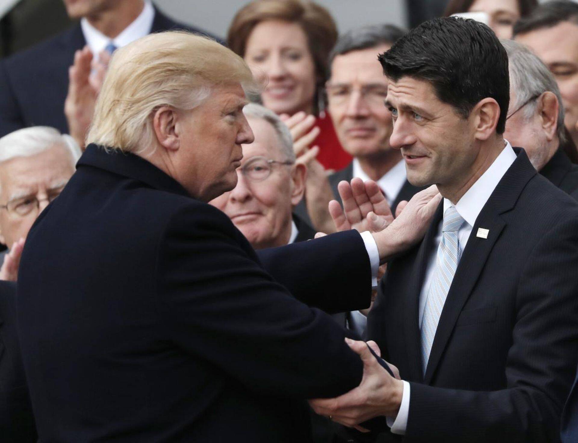 President Donald Trump õnnitleb USA Kongressi spiikrit Paul Ryanit.