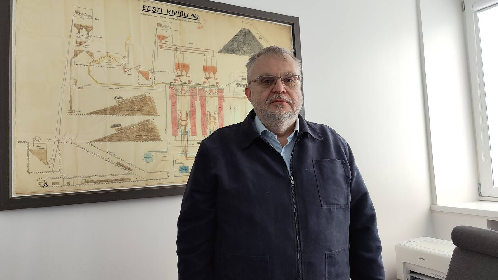 Прийт Орумаа на своем рабочем месте. За его спиной – не художественное произведение, а старинный чертеж, показывающий принцип производства сланцевого масла.
