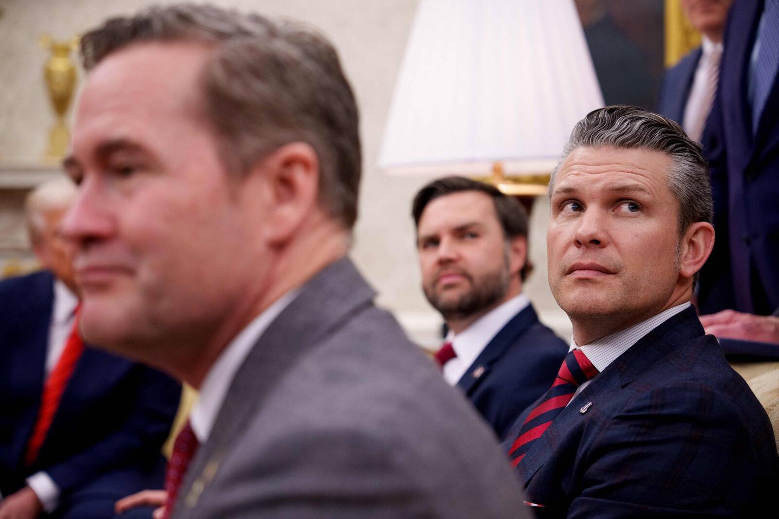 Kaitseminister Pete Hegseth (reas keskel), julgeolekunõunik Mike Waltz (esiplaanil) ja asepresident J. D. Vance (taga) ei teanud, et nende sõnumeid loeb ka ajakirjanik.