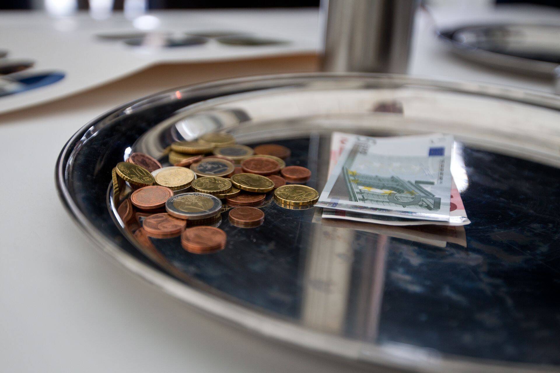 В борьбе с зарплатой в конвертах  может помочь каждый предприниматель