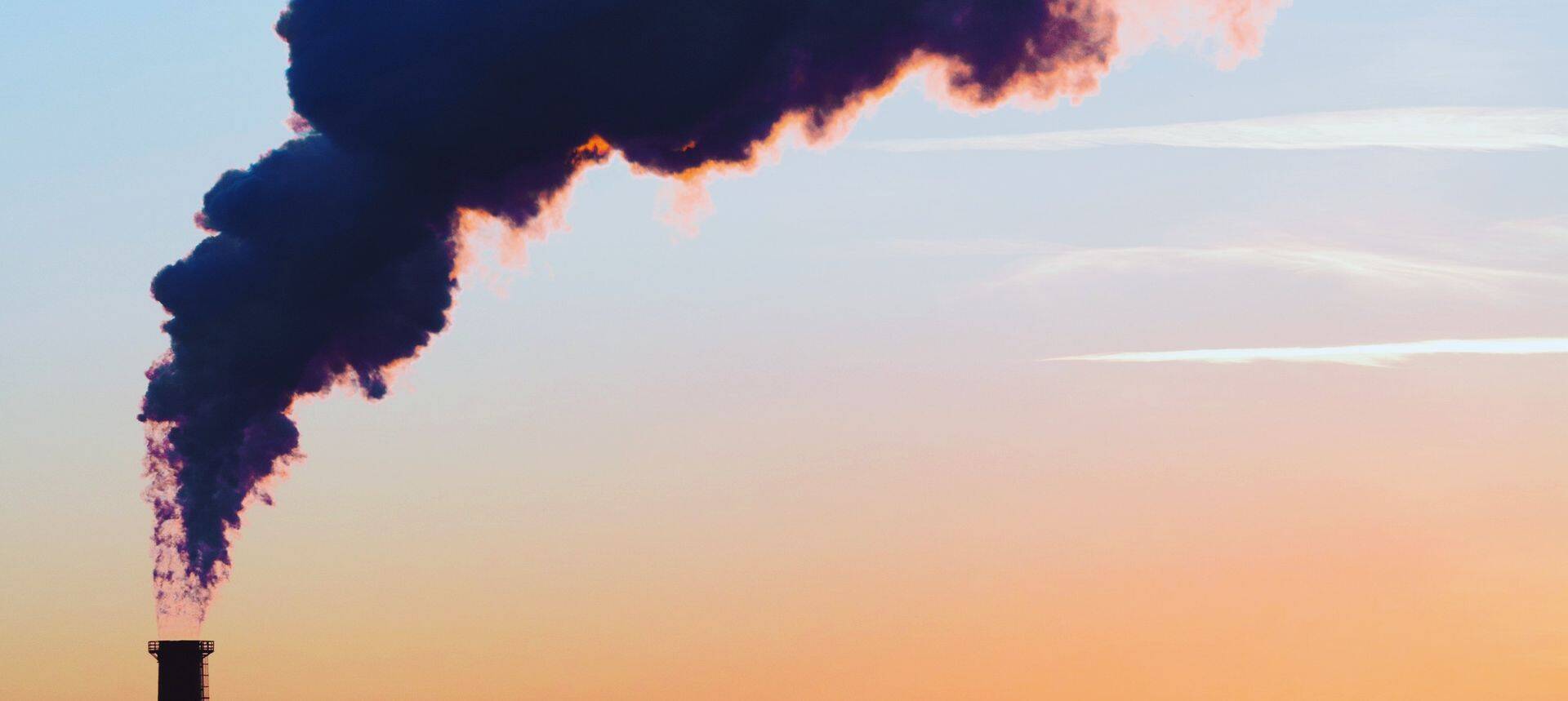 Korstnast tulev must suits, mis saastab keskkonda.