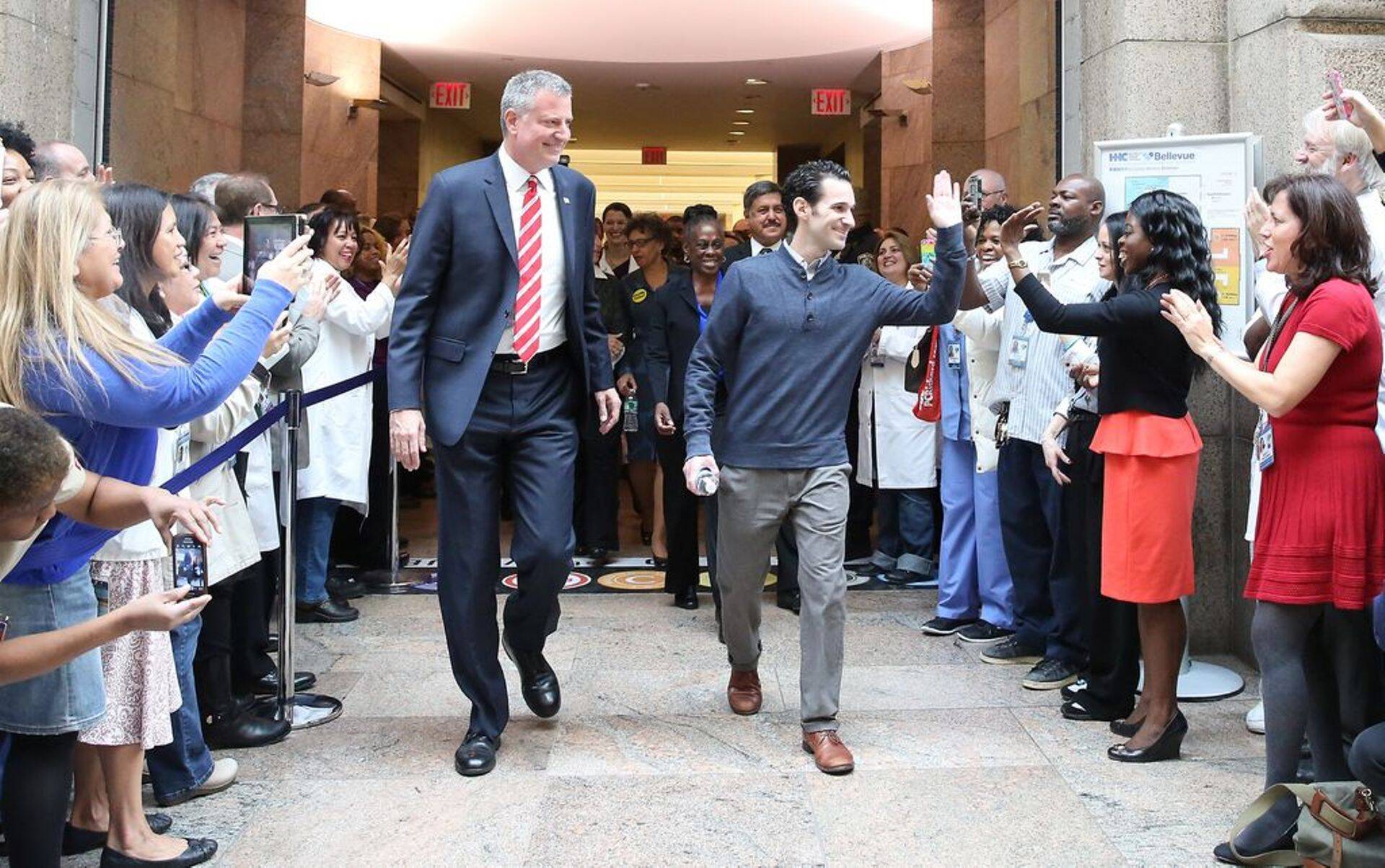 New Yorgi Ebola-patsient Craig Spencer (paremal) sai haiglast välja