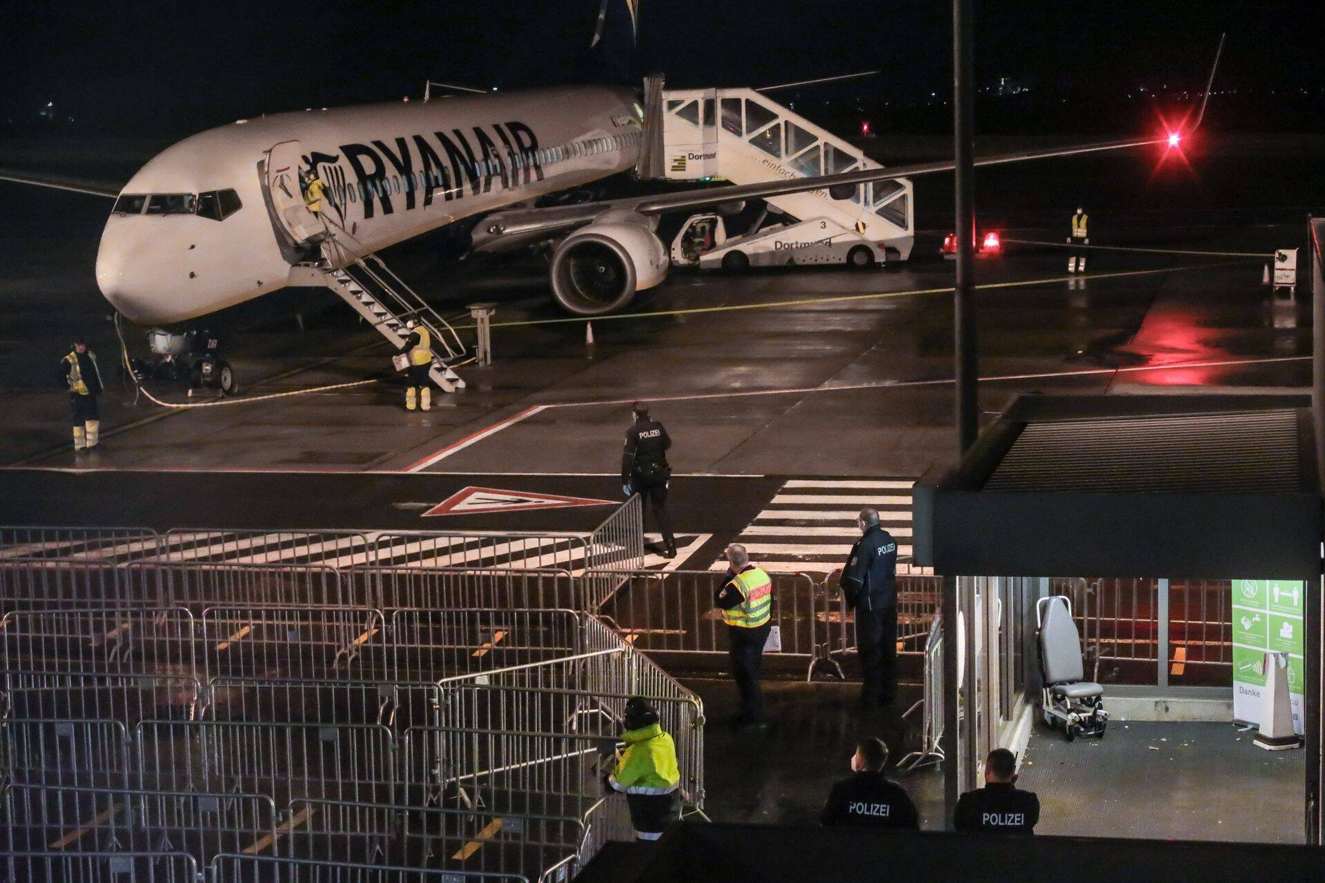 Euroopa lennufirmade aktsiad kukkusid täna järsult seoses uue koroonaviiruse tüve avastuse ja levikuga Suurbritannias.