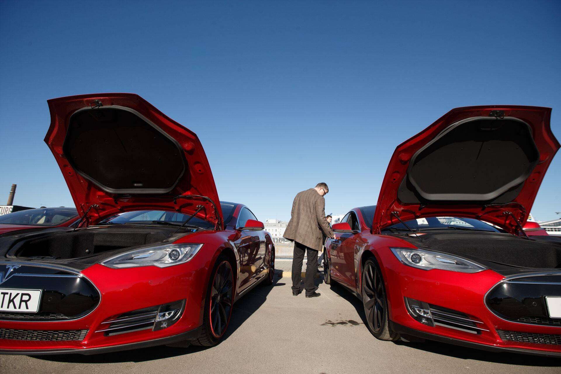 Elektriautod Tesla Model S P85D Tallinna sadamas.