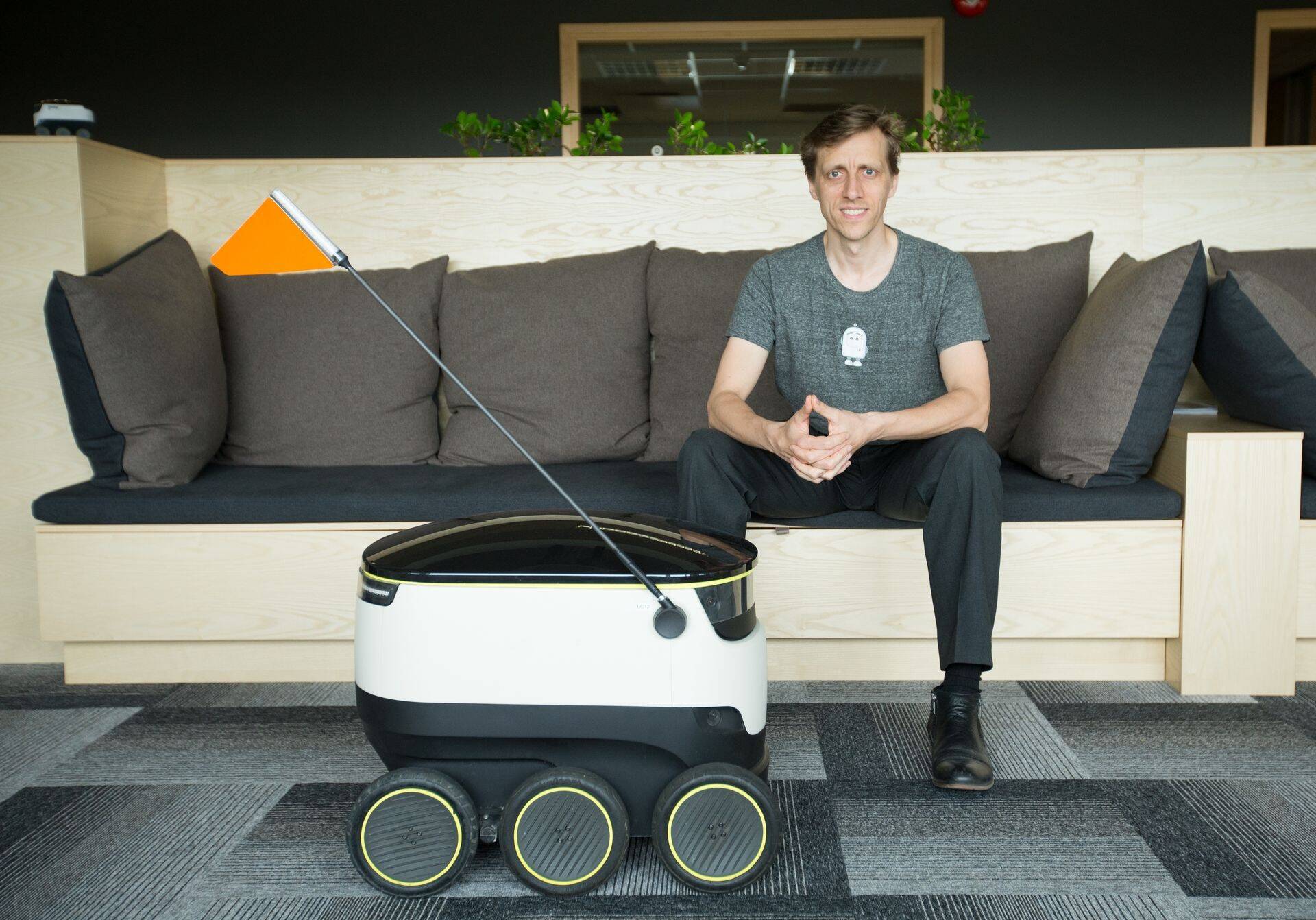 Idufirma Starship Technologies endine ärijuht Allan Martinson (vasakul) ja üks asutajad Ahti Heinla pakirobotiga.