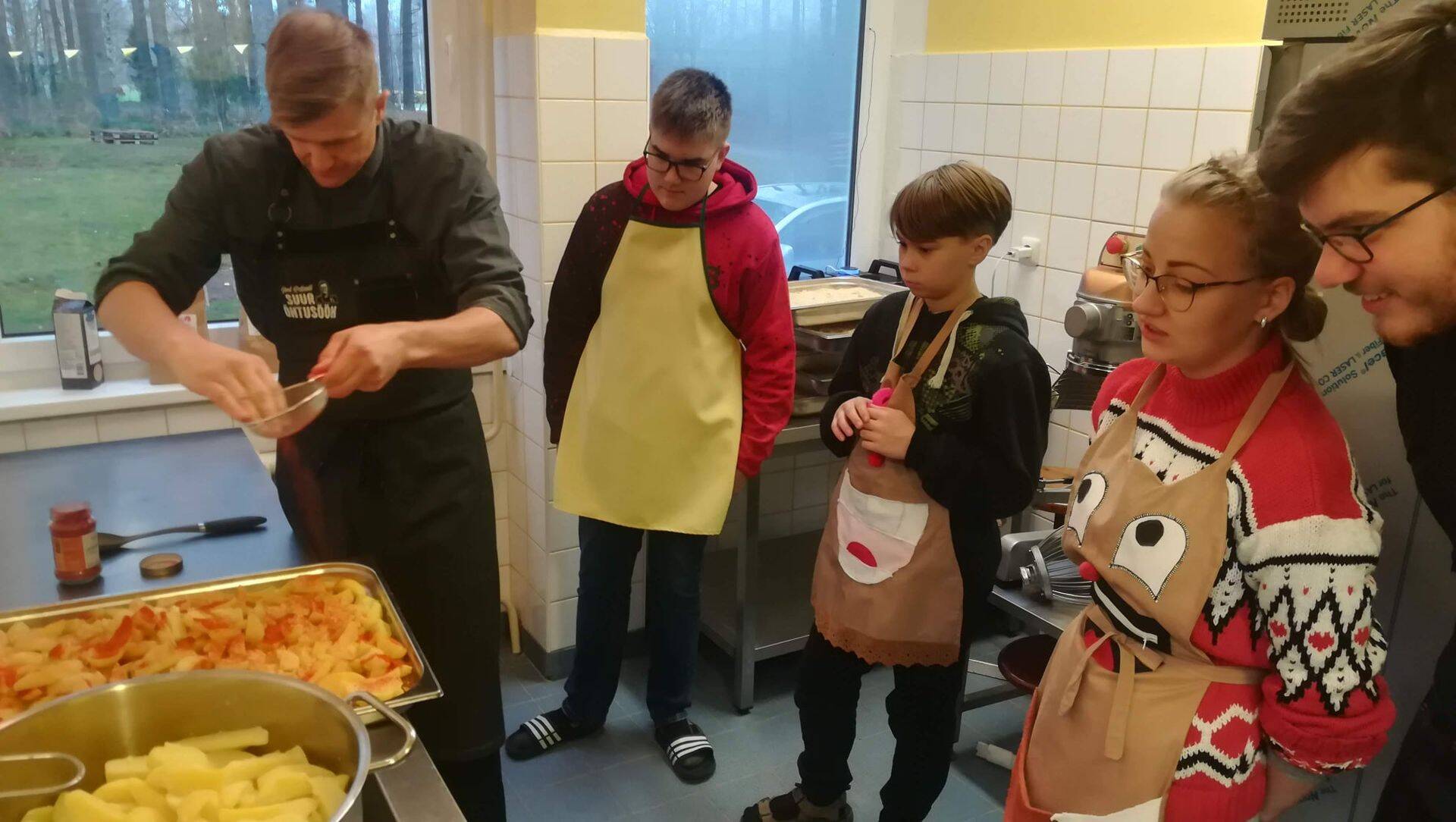 Tippkokk Joel Ostrat käis Värska koolis mahetoitu kokkamas.