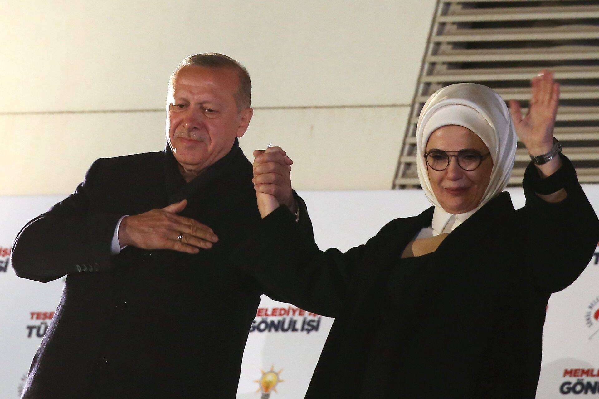 Türgi president Recep Tayyip Erdogan ja tema naine Emine tänavad oma valijaid Ankaras.