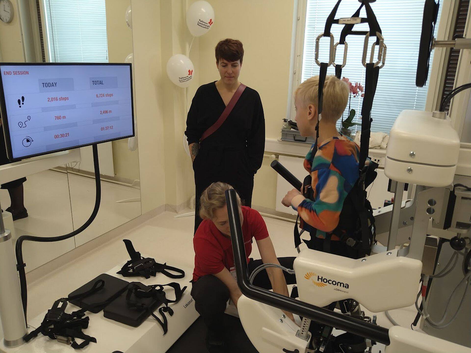 Kõnniroboti kasutamist demonstreerib 11-aastane Romet.