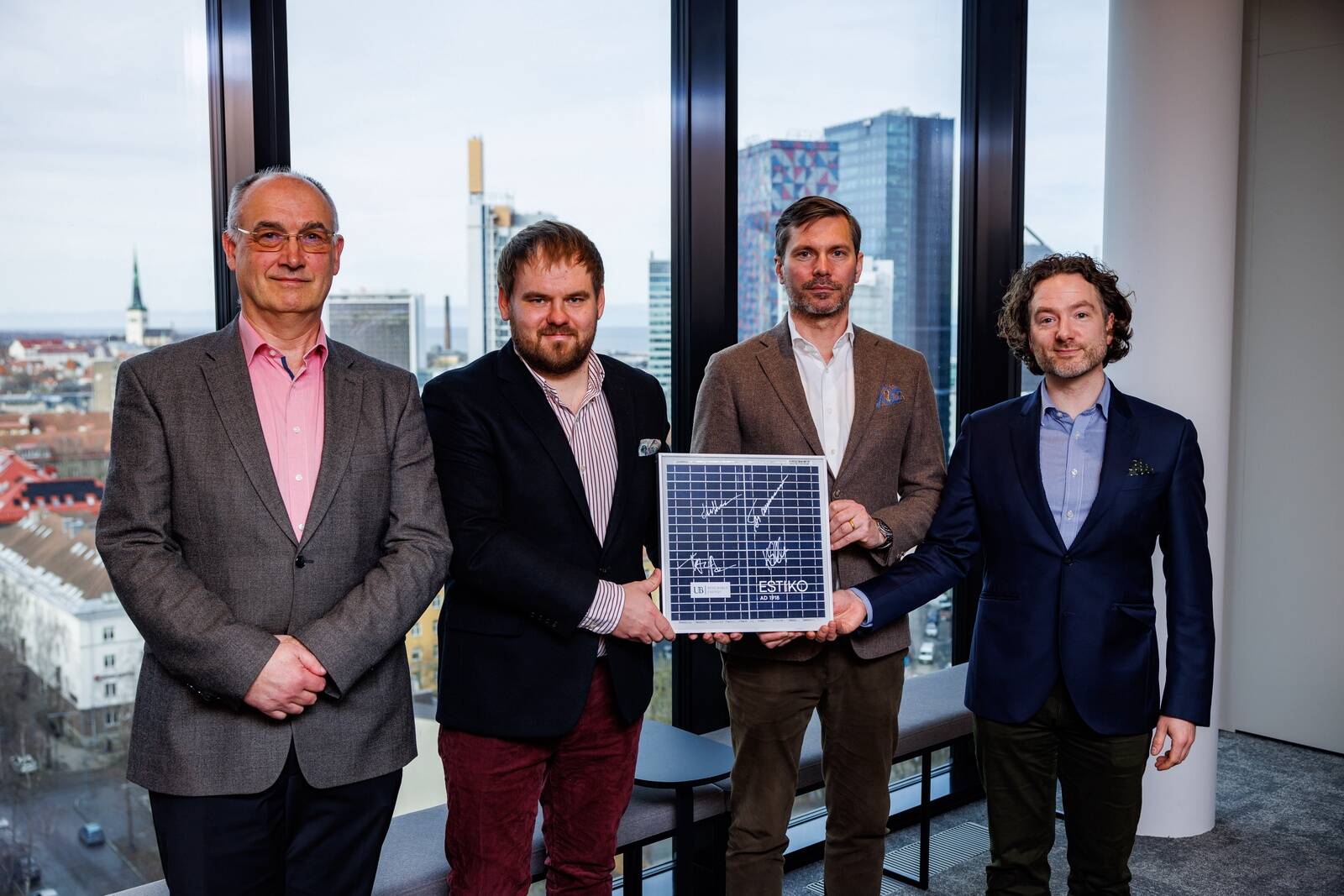 Estiko ja UB Renewable Energy esindajad lepingu allkirjastamisel.