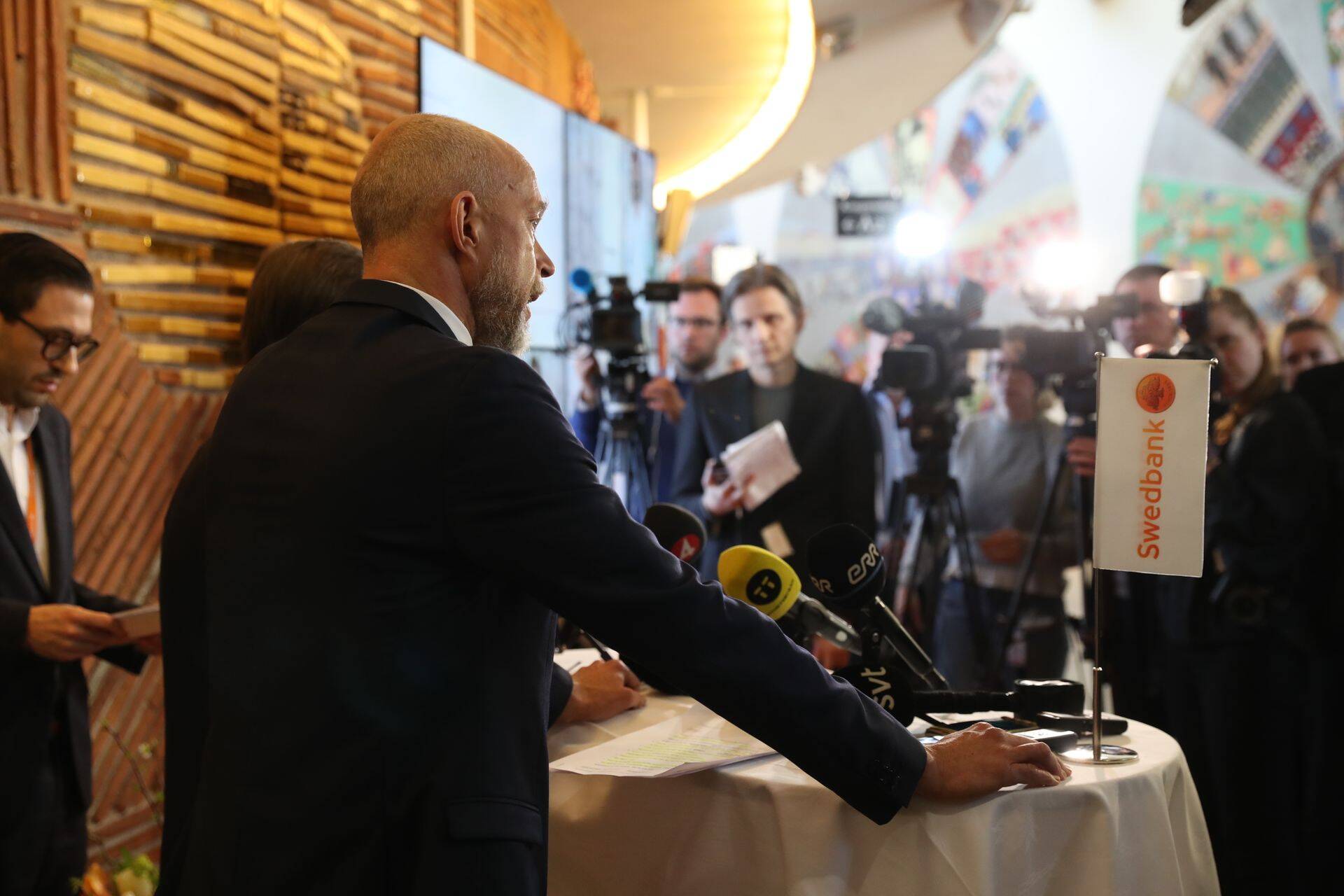 Swedbanki nõukogu esimees Lars Idermak ja uus juht Anders Karlsson (esiplaanil) andmas pärast aktsionäride koosolekut pressikonverentsi.