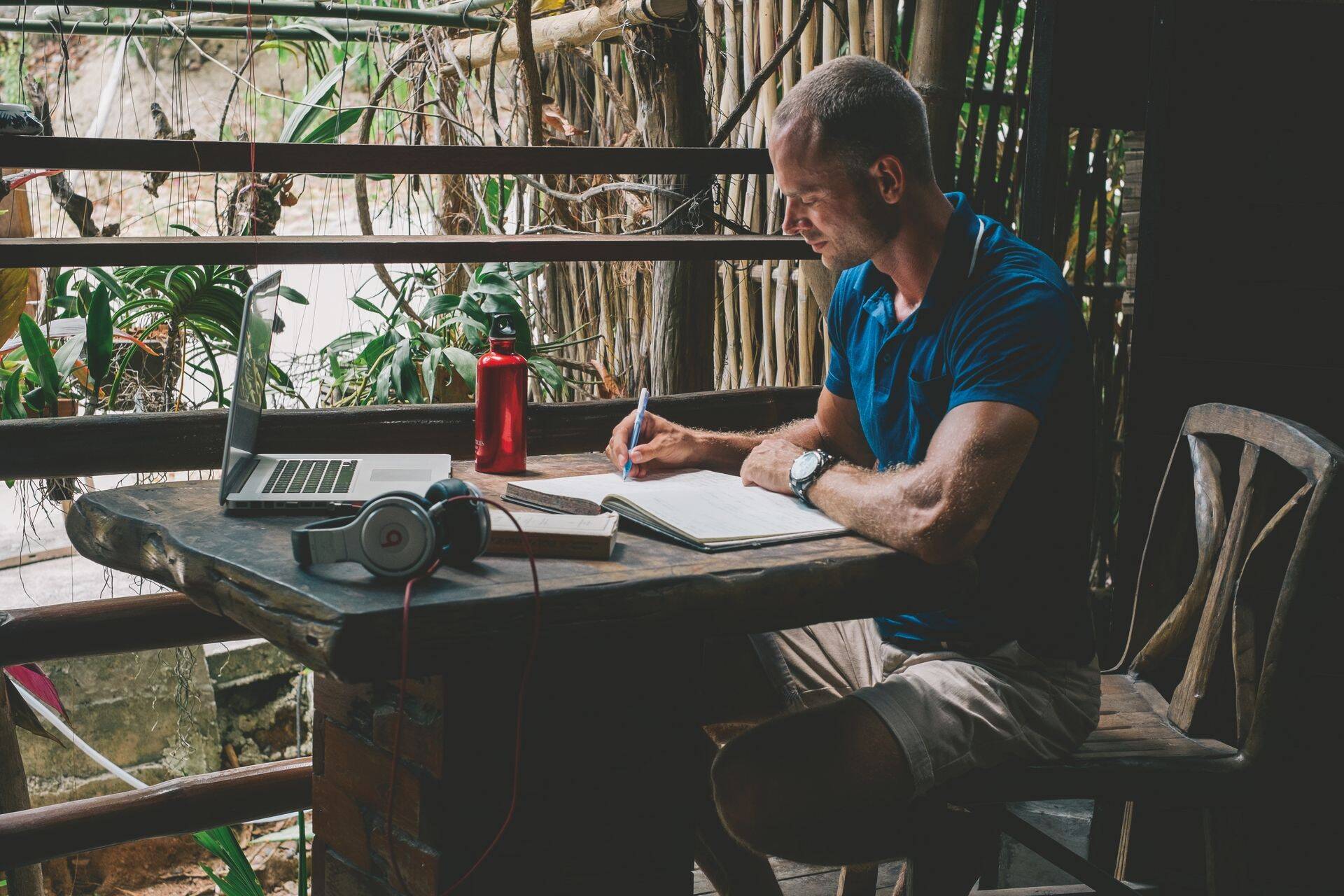 Veerand aastat veedab Alar Ojastu välismaal. Tänavu näiteks päikselises Guatemalas. See on n-ö kodukontoris töötamise aeg, mil ta saab kirjutada artikleid ja uuendada koolitusprogramme.