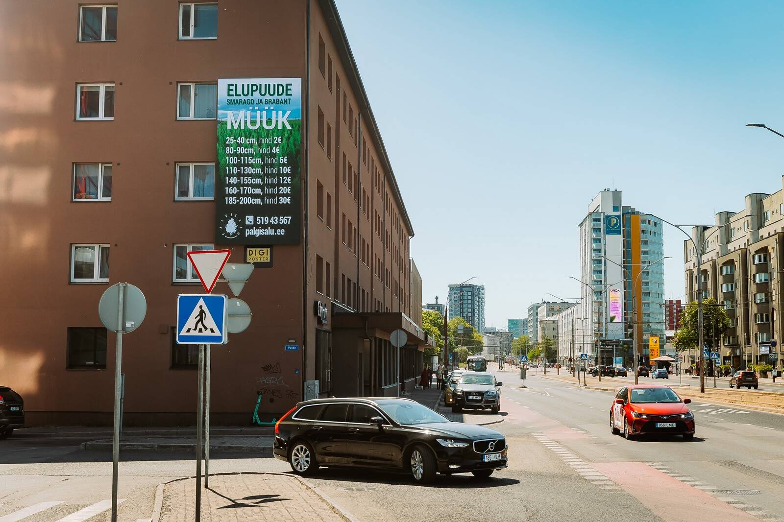 LEDekraan Pärnu maanteel.