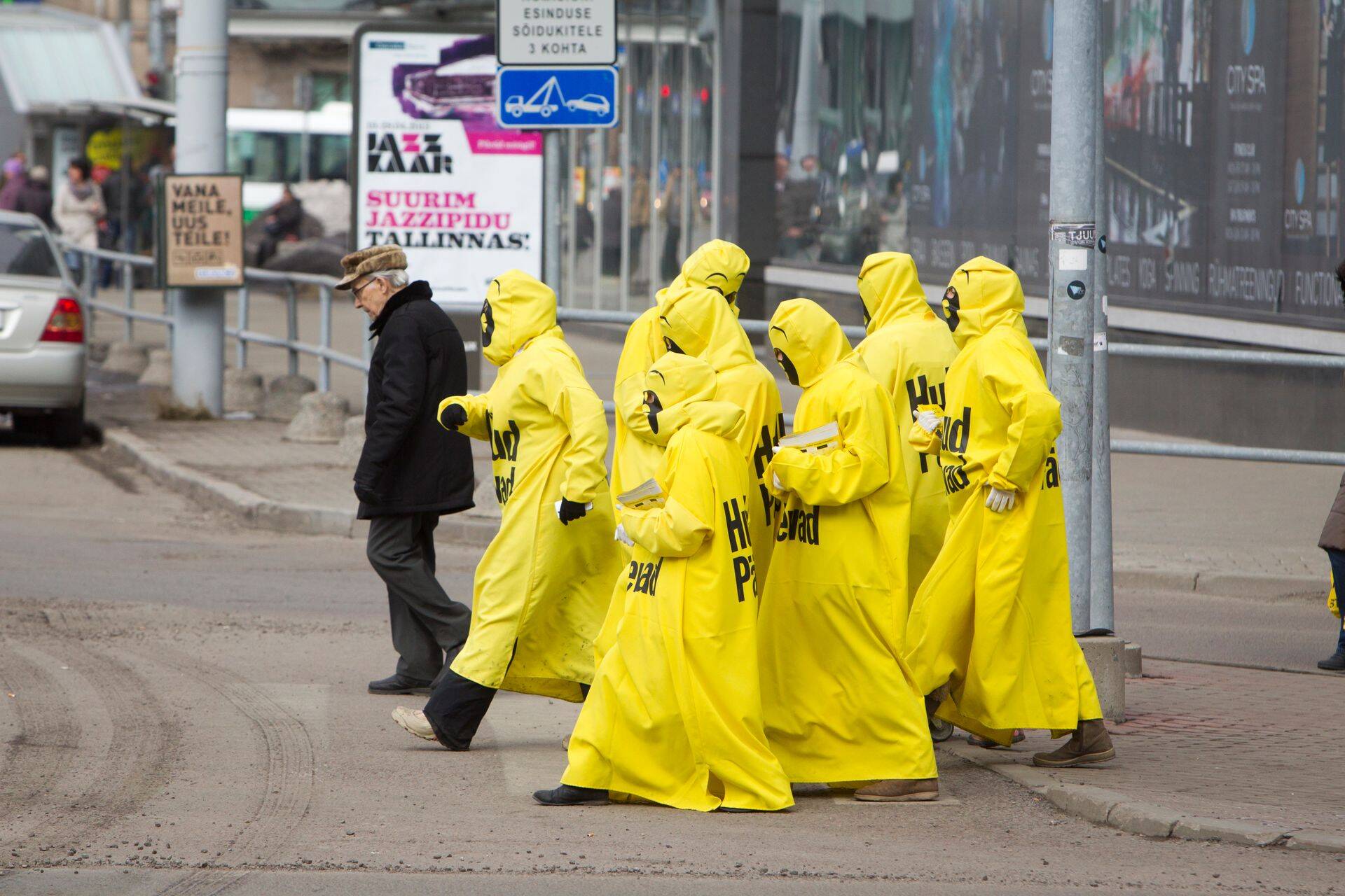 Temaatilises kostüümis Stockmanni turundustiim.
