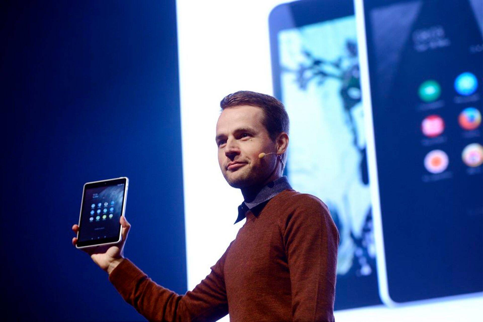 Sebastian Nyström uue Nokia tahvliga.