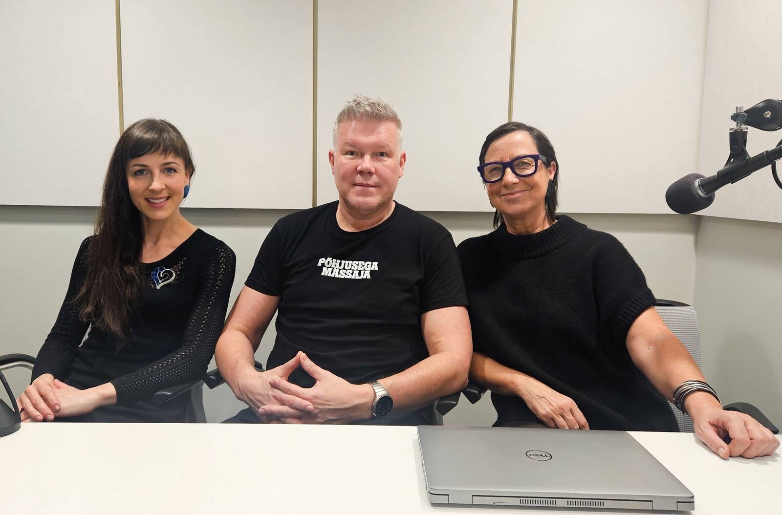 Saatejuht Alyona Stadnik, Tele2 Eesti müügitreener Veiko Reimand ja suhtlemispsühholoogia koolitaja Aira Tammemäe.
