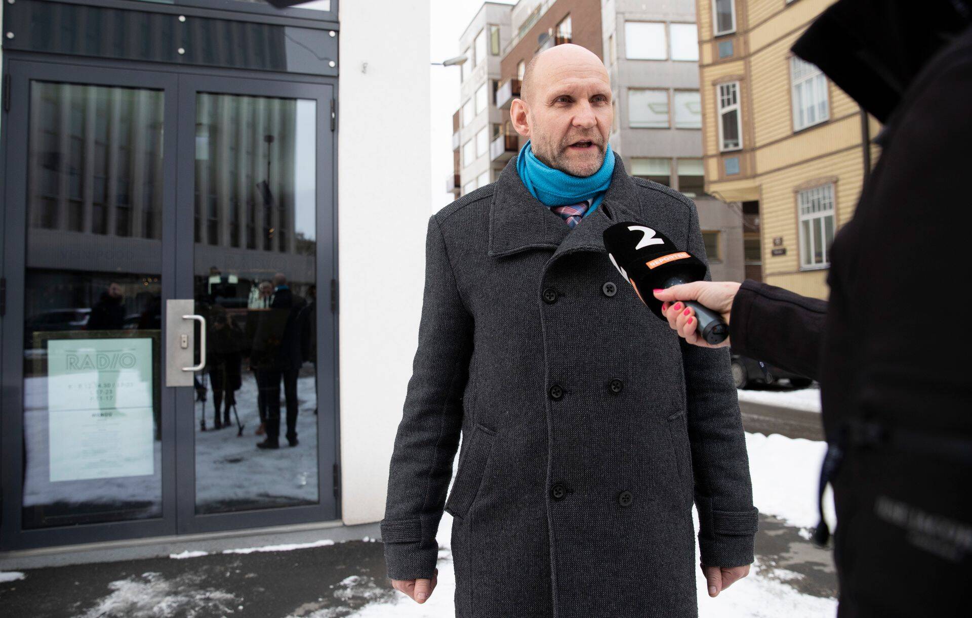 Isamaa erakond kogunes arutama Keskerakonna ja Reformierakonna pakkumist alustada koalitsiooniläbirääkimisi kohvikus Raadio.