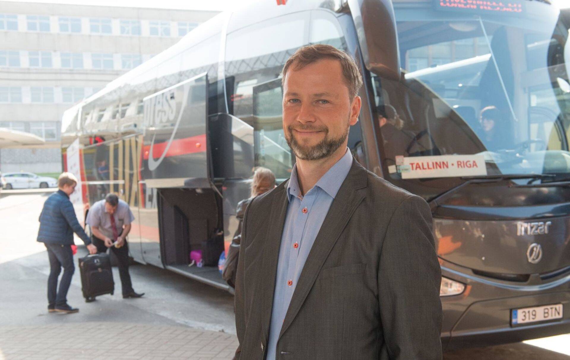 Pildil Andrus Treier Lux Expressi juhi kohal.