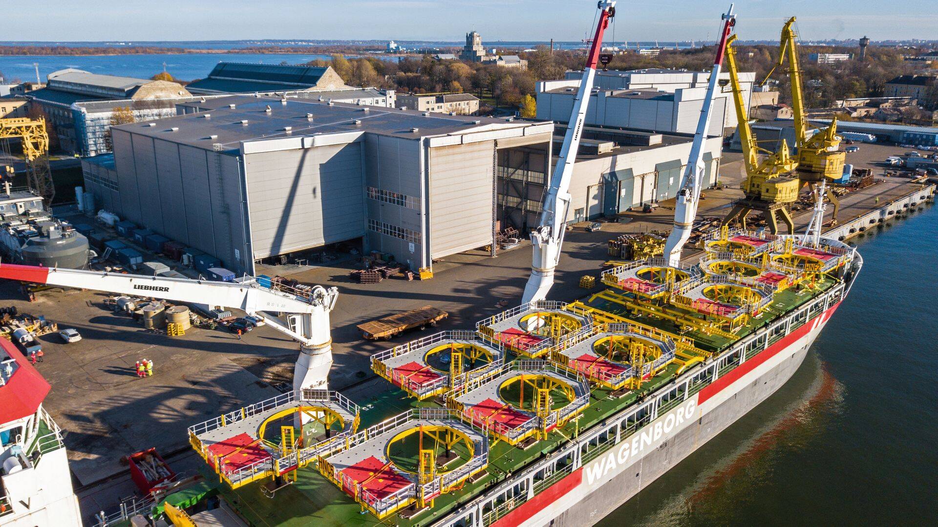 Marketex Offshore Constructions, дочерняя фирма BLRT Grupp, по заказу голландской компании Seaway 7 за пару лет изготовила устройство для установки на судне сборного свайного фундамента, который помогает гасить качку, удерживать сваю в необходимом положении и повышает безопасность и эффективность монтажных работ.