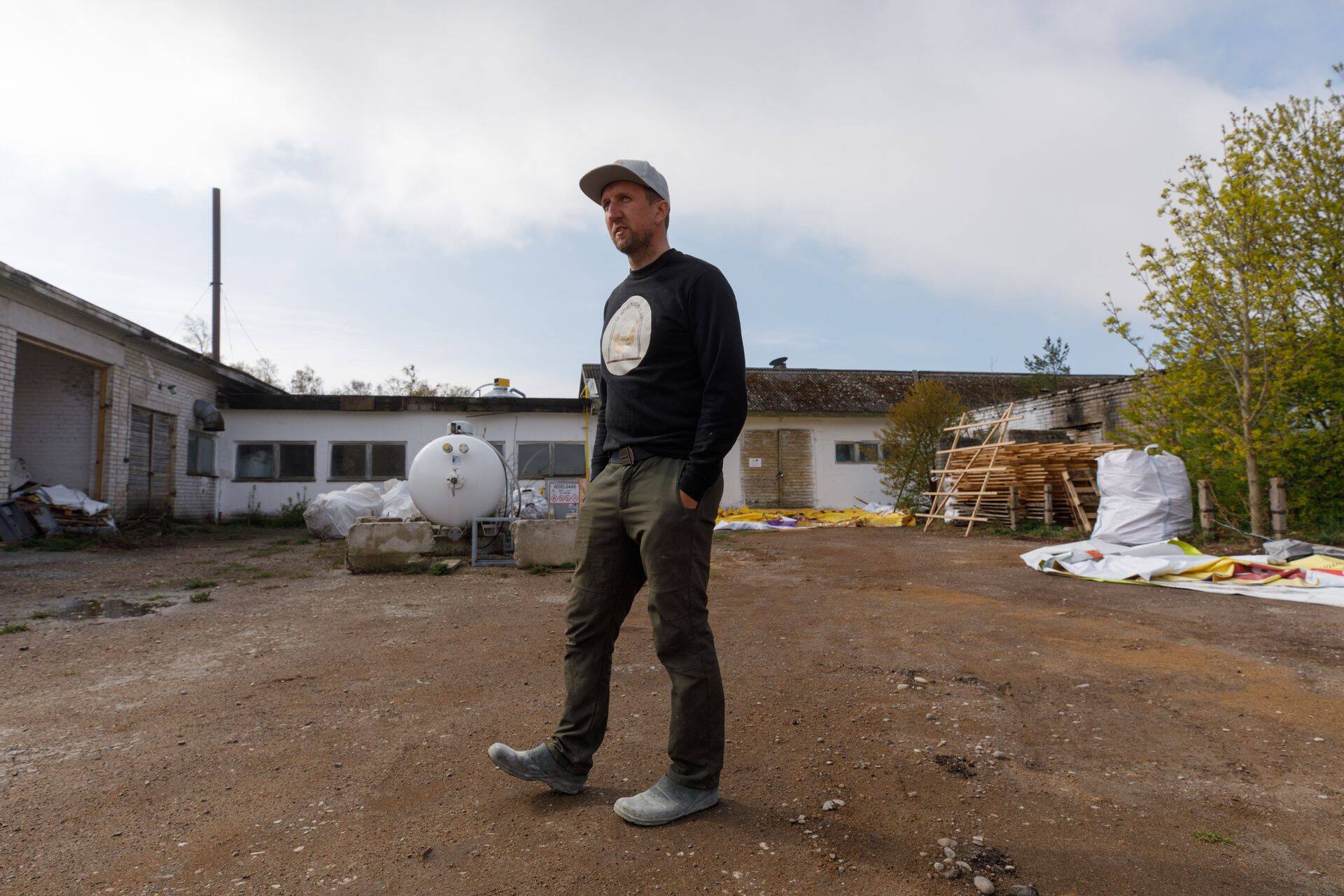 Танель Танг потихоньку приводит здание старого курятника в порядок.