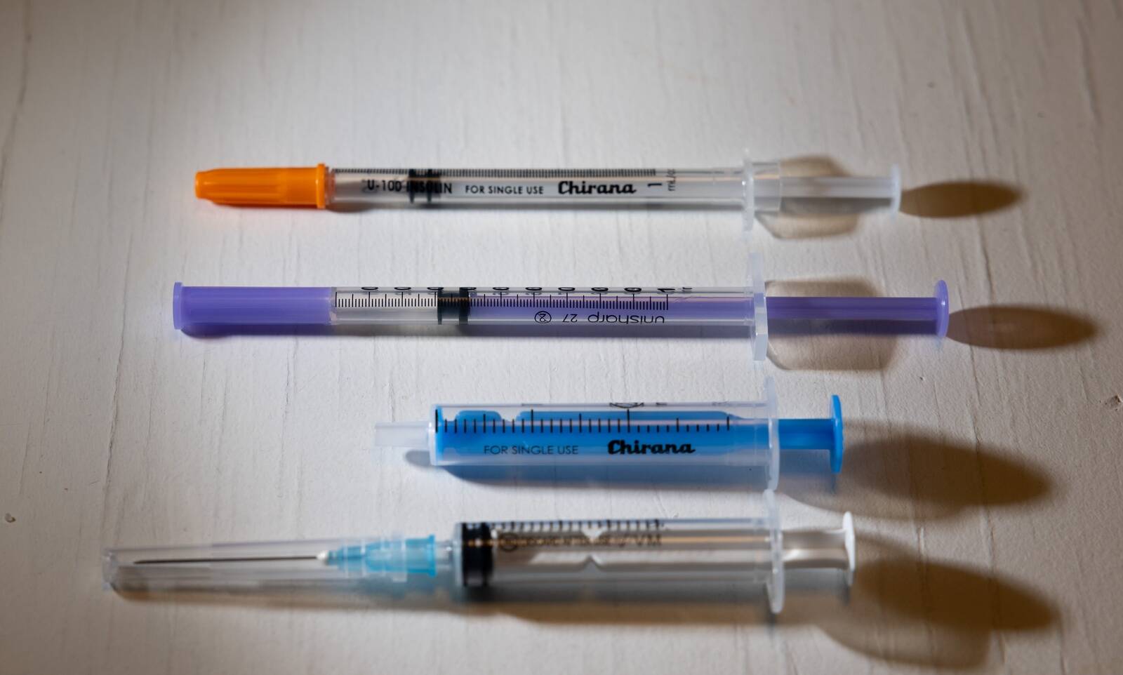 Tervise Arengu Instituut otsustas hanketingimustest välja võtta nõude, et umbes pooled süstaldest peavad olema kontrastset värvi kolviga.