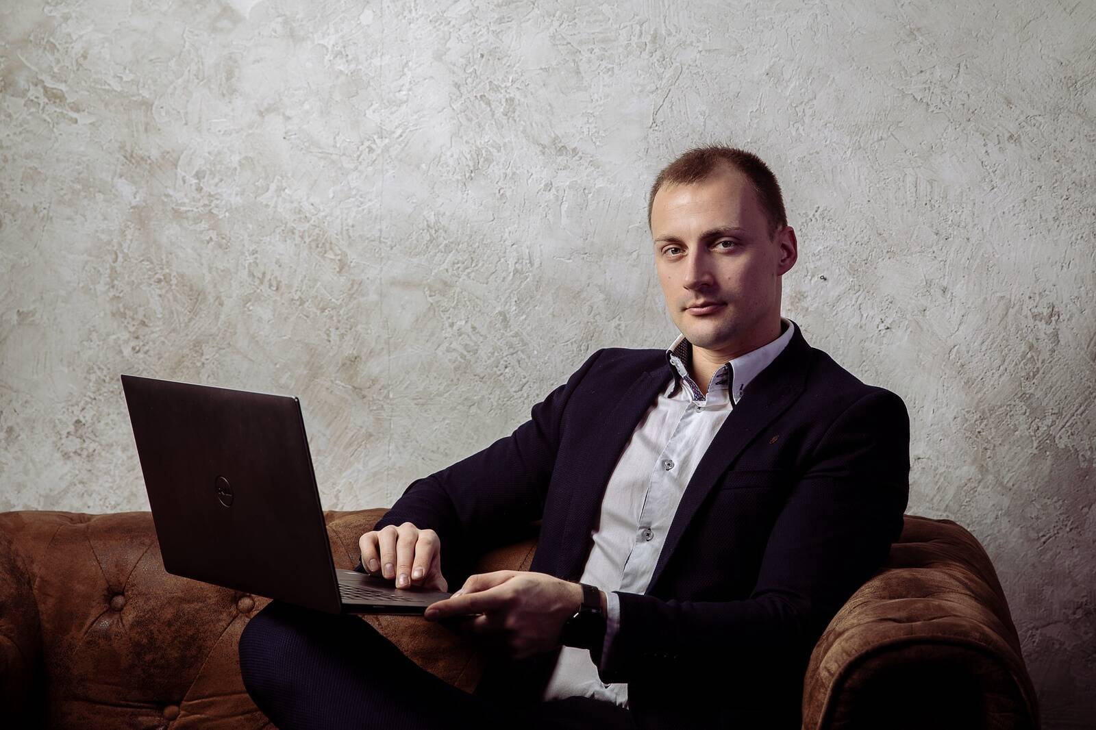 “Ennast kõrvalt näha ei ole lihtne. Väljastpoolt vaadates oli see aga selge: mida rohkem Marek kontrollis, seda vähem tema meeskond ise otsustas, ja seda rohkem oli tal põhjust arvata, et kontroll on ikka veel vajalik,” kirjeldab Raido Kivikangur oma toodud näites.