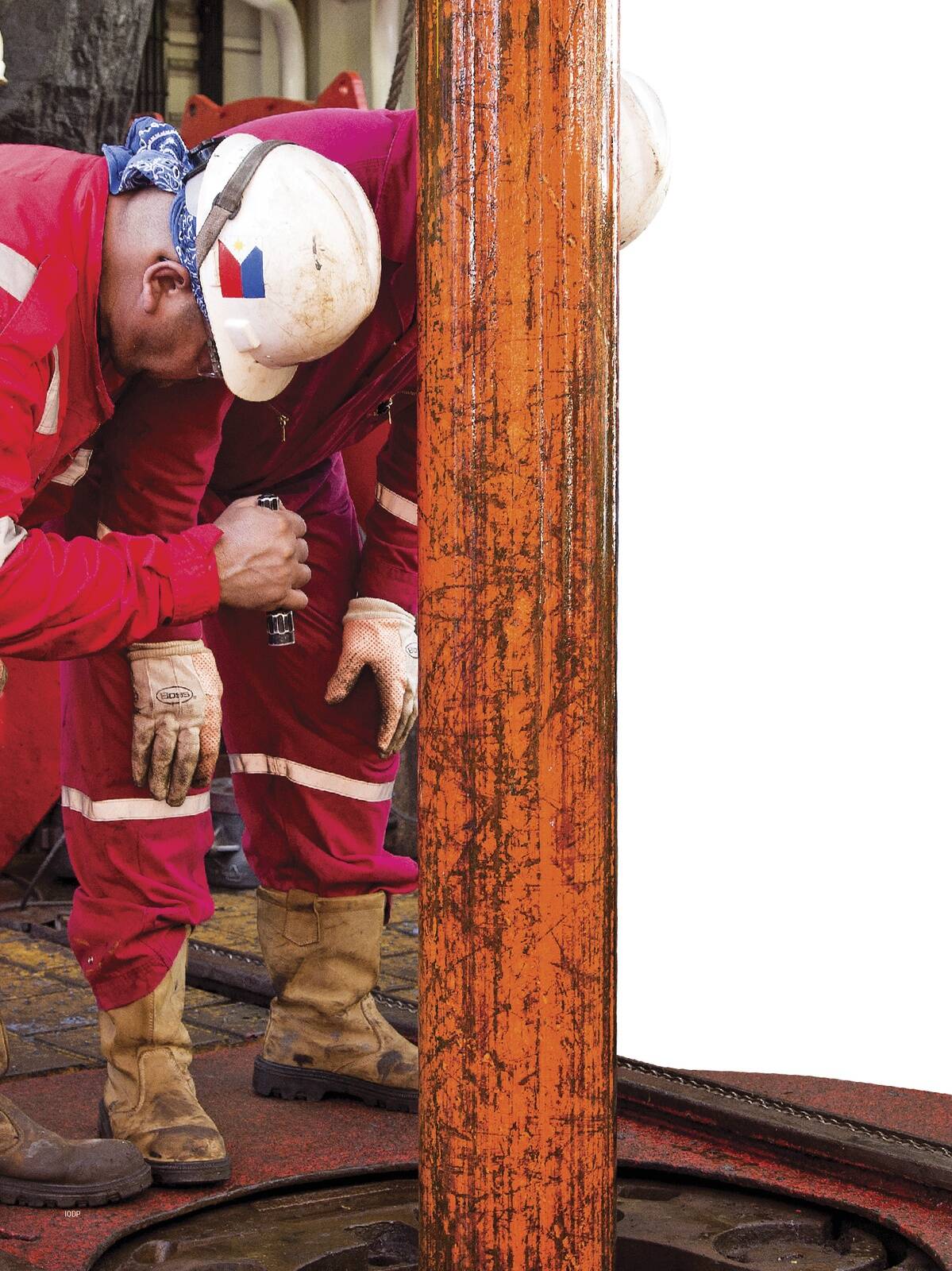 Puurmeister otsib koos abilisega prügi seest puurpea juppe, mis 2015. aastal puurlaeval JOIDES Resolution tehtud puurimistel otsast lendasid.