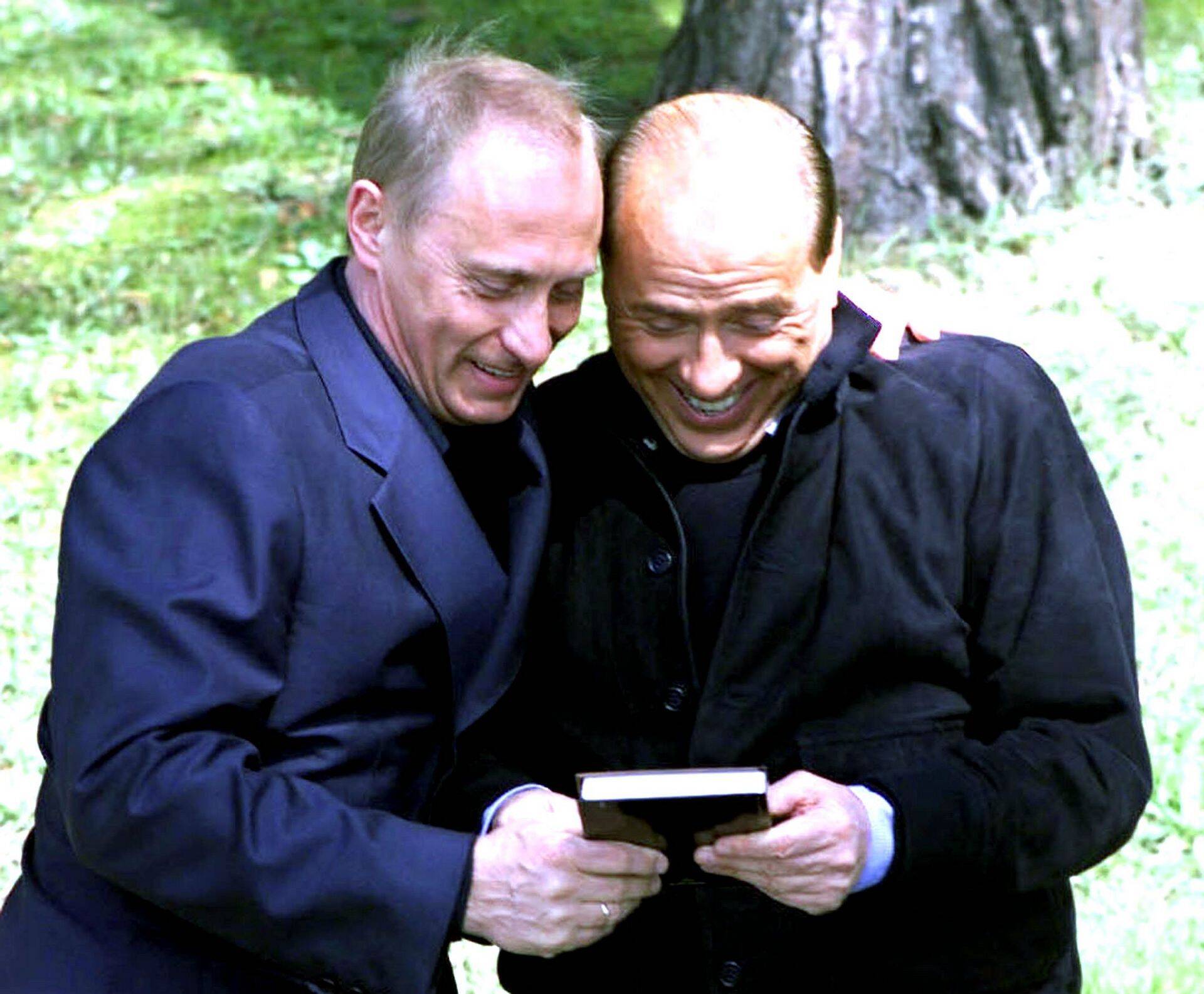 Vanad sõbrad Vladimir Putin ja Silvio Berlusconi aastal 2002 Sotšis Putini residentsis.