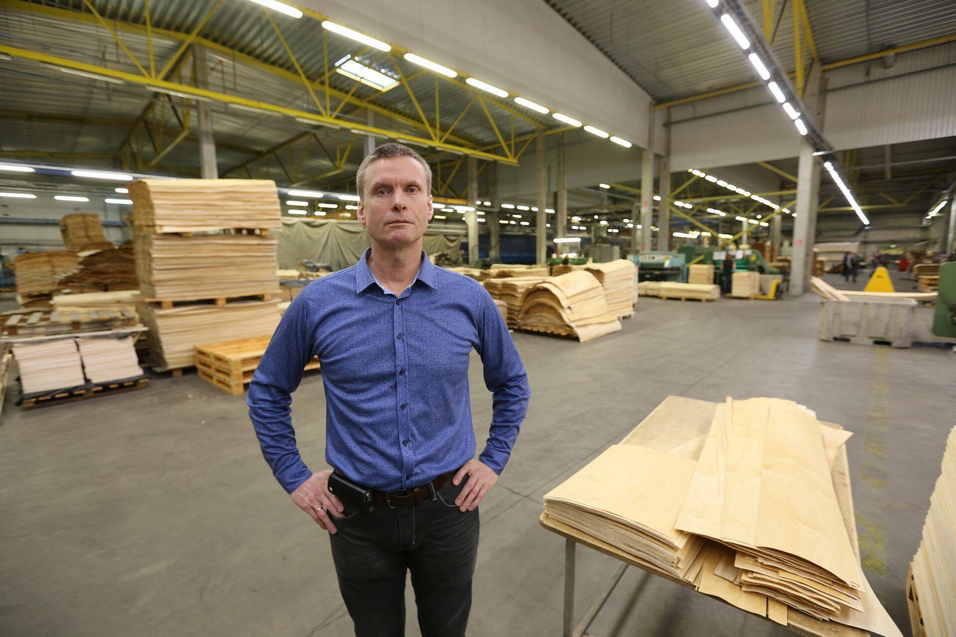 Pärnumaal Audru vallas asuv spoonitootja OÜ Valmos käivitas veebruaris vineerispooni liini, Valmose tegevjuhi Heiki Vahermetsa sõnul tingis investeeringu olukord turul – nõudlus mööblispooni järele väheneb ja vineerispooni järele suureneb.