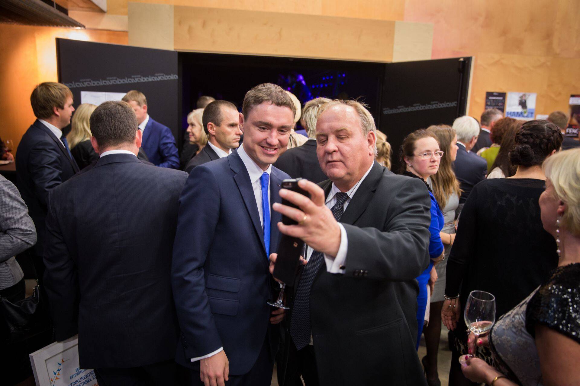 Inimestele meeldib jäädvustada ja jagada sõpradega põnevaid hetki ja emotsioone. Ettevõtluse Auhind 2014 auhinnagalal Telliskivi Loomelinnakus Vaba Lava saalis selfie jaoks naeratamas peaminister Taavi Rõivas ja ABB Eesti juht Bo Henriksson.