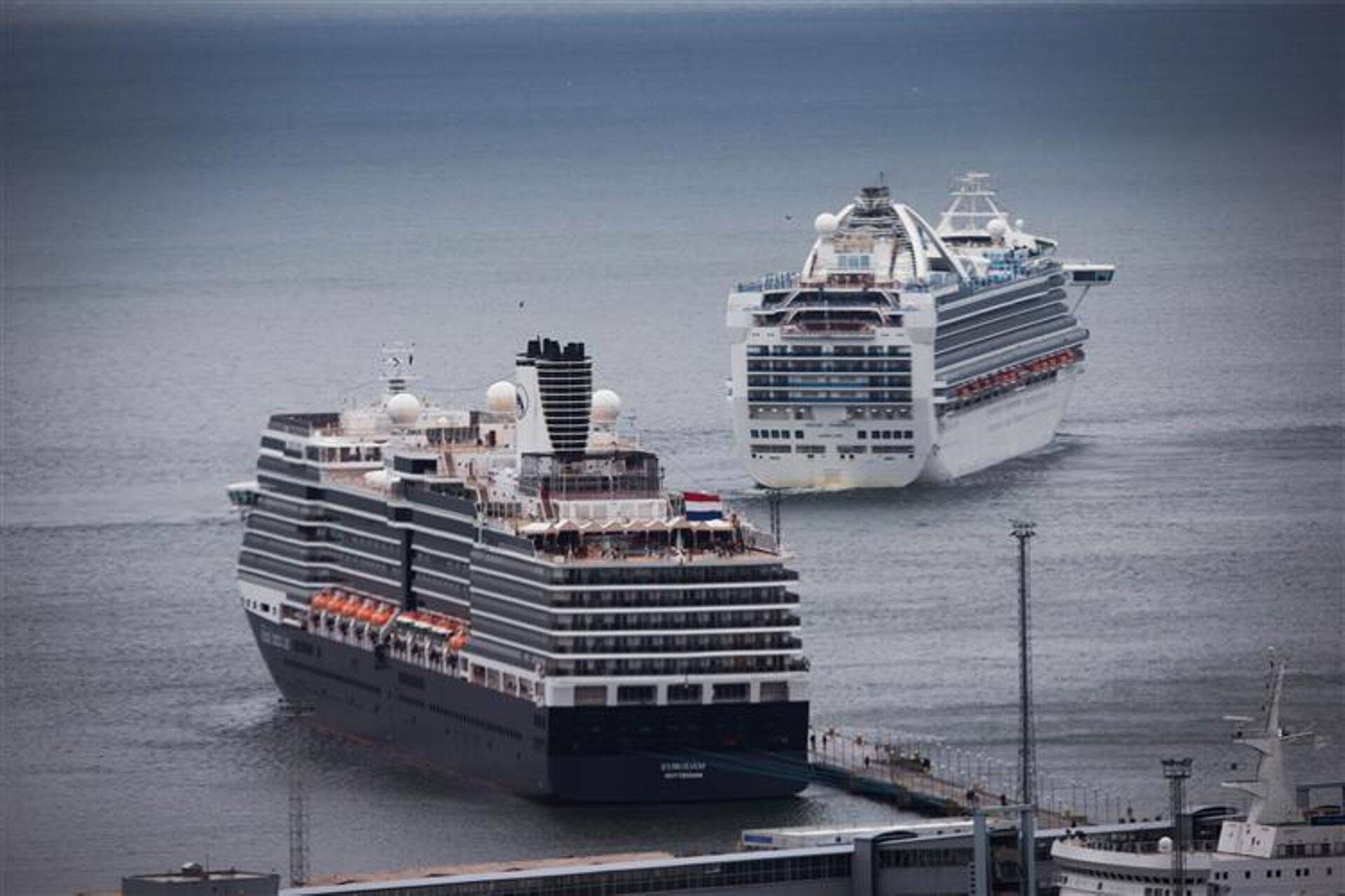 Kruiisilaevad Nordlandia ja Eurodam Grand Princess ( lahkub kruiisikai äärest).