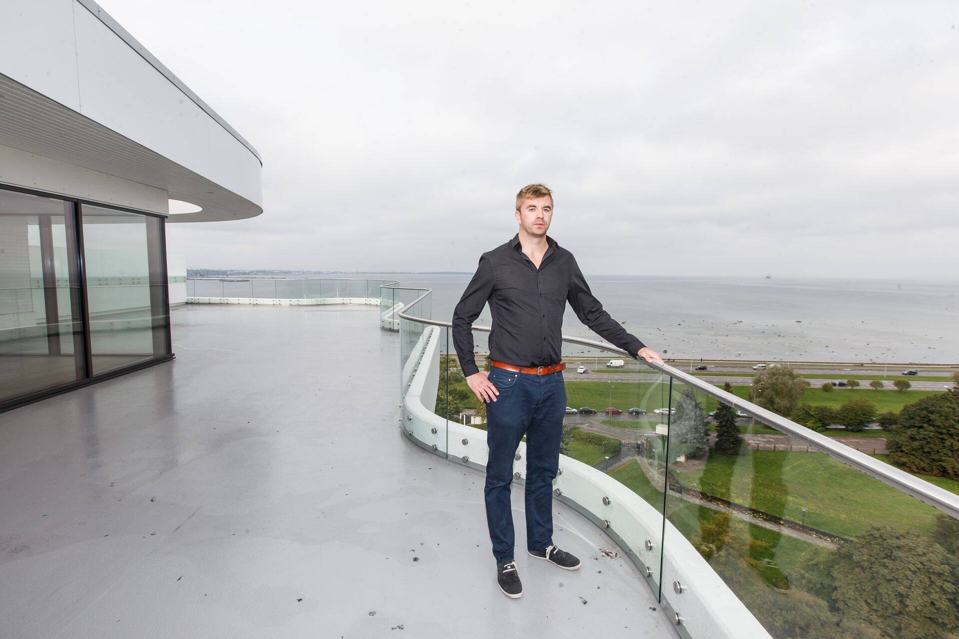 Metro Capitali turundusjuhi Urmas Uibomäe sõnul on viimasel ajal lukuskinnisvaraks nimetatavaid objekte rohkem müüki tulnud, nende hulka kuulub ka Tallinnas Pirita tee 26 asuv Meerhofi kortermaja, mille rõdult avaneb vaade Tallinna lahele.